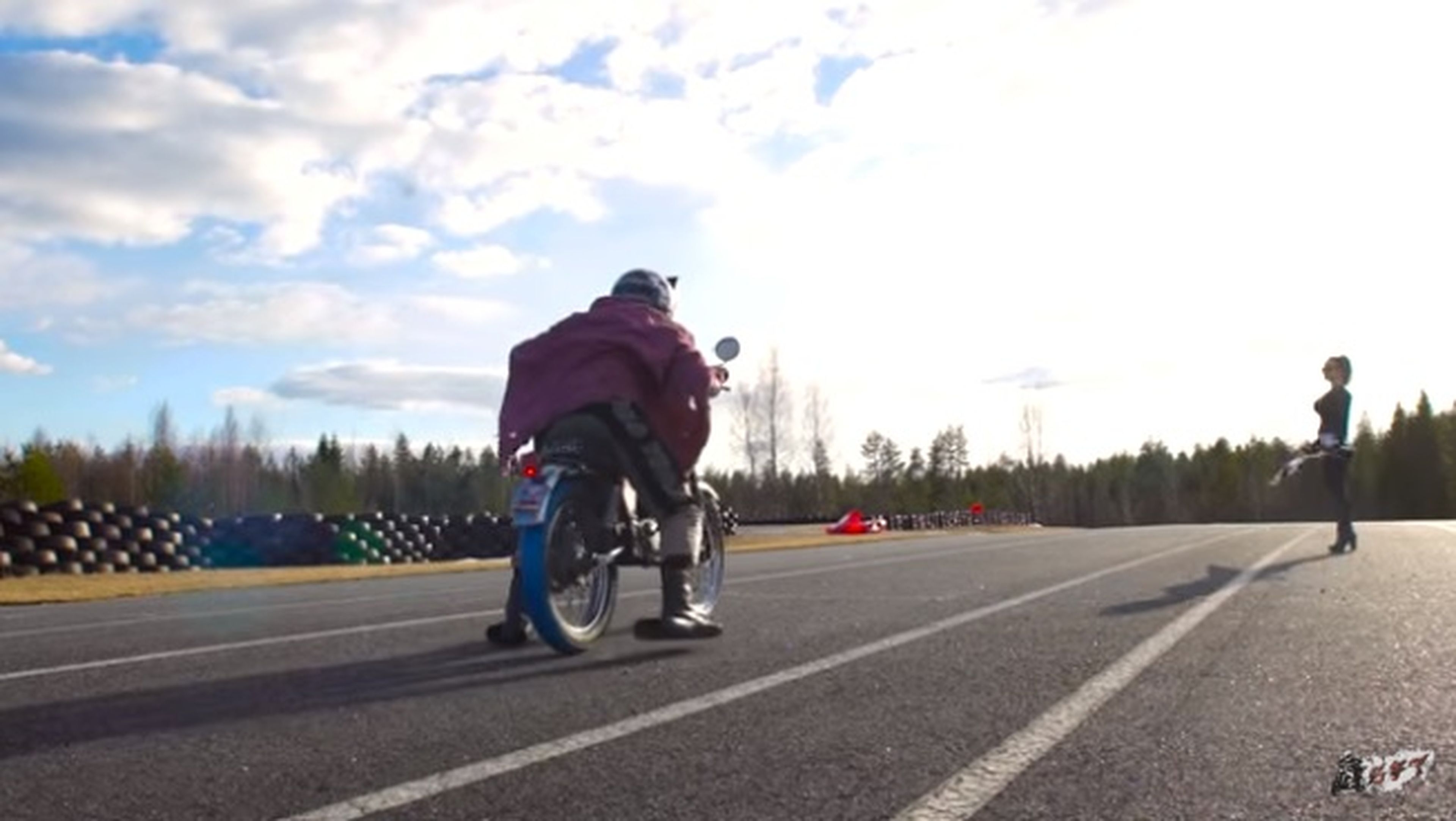Vídeo: ¡Derrapando con una moto de 1,5 CV!