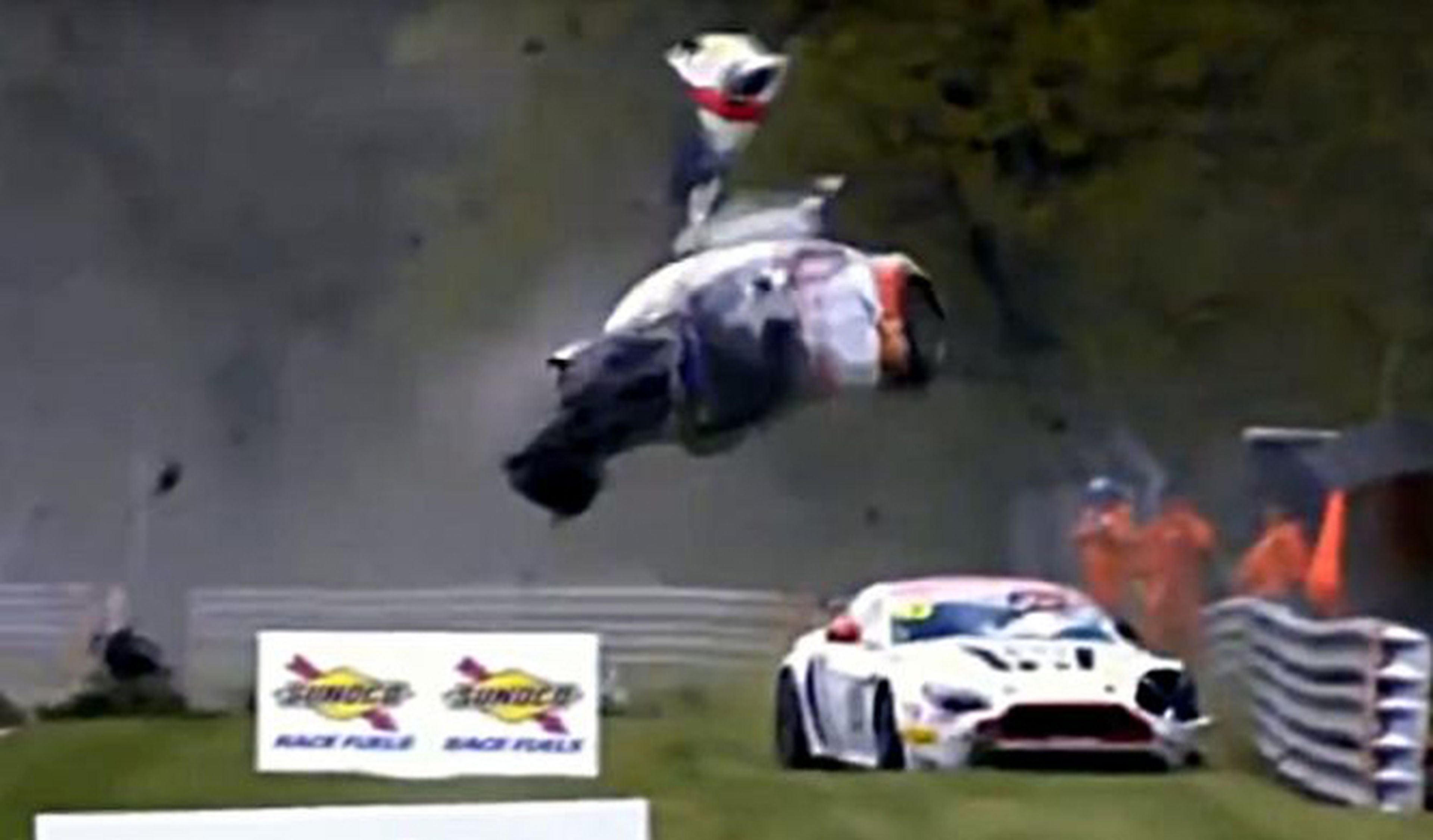 Vídeo: brutal accidente de un Aston Martin de carreras