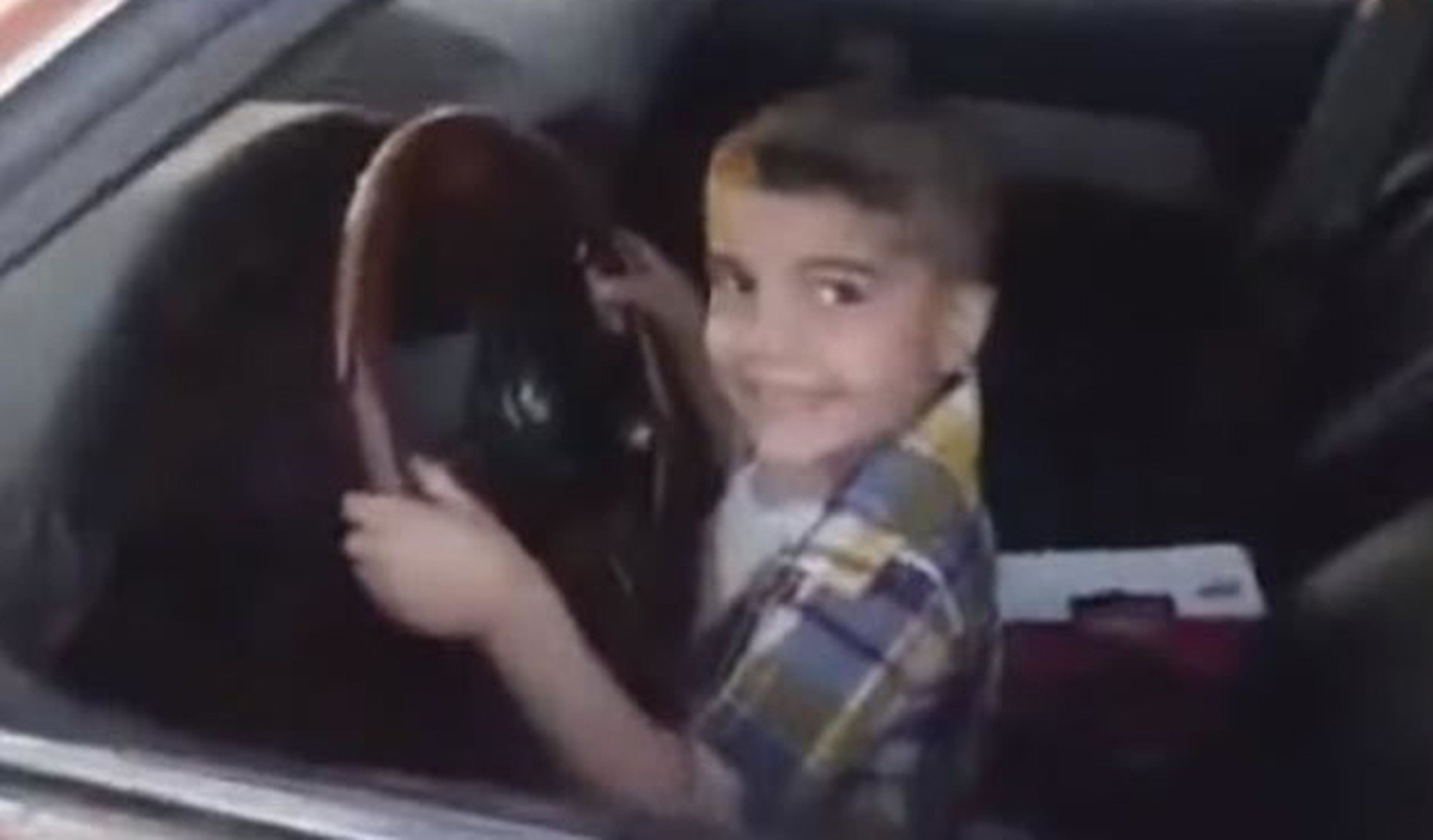 Vídeo: un niño de 3 años hace trompos con un BMW Serie 5