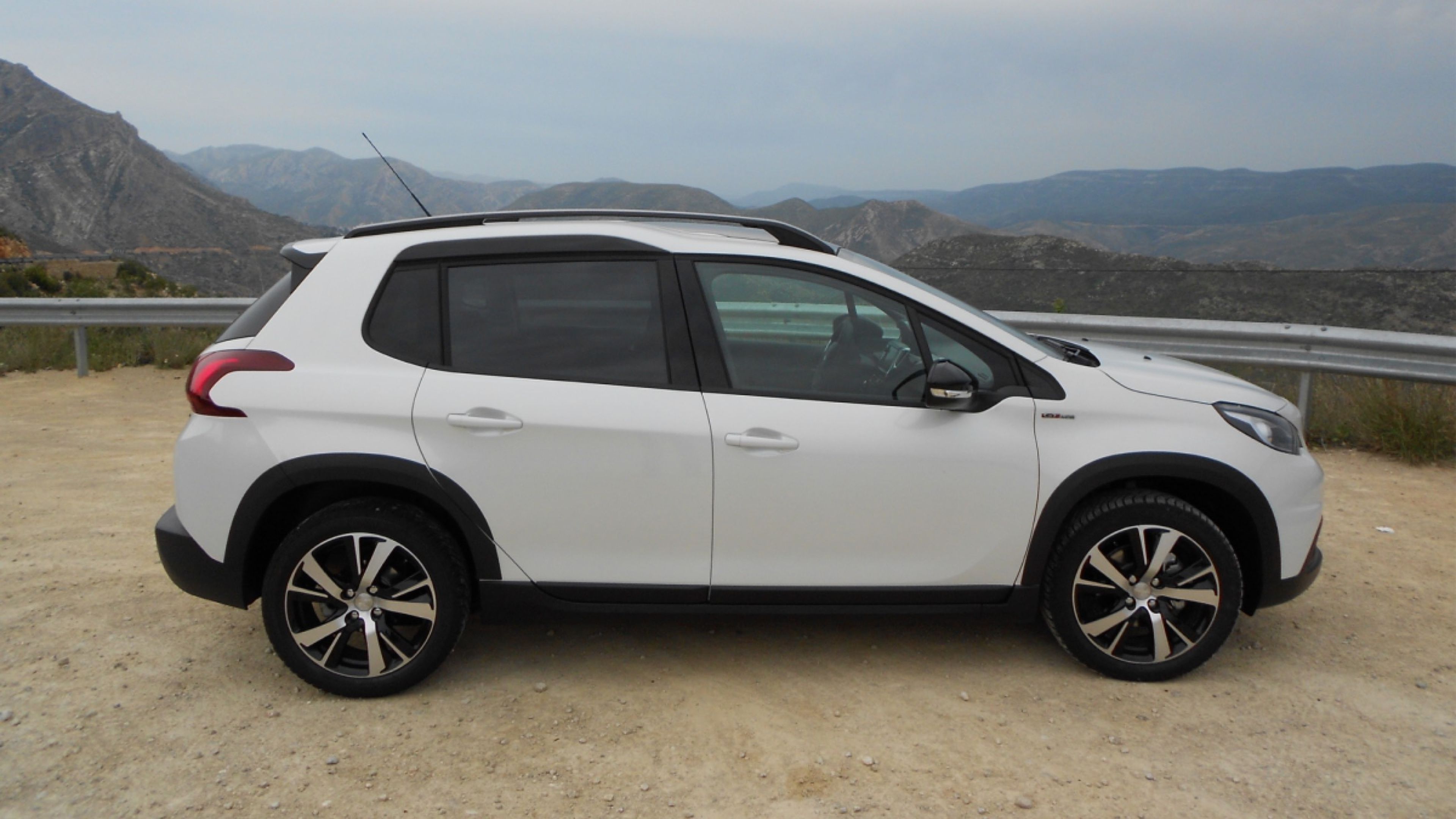 lateral peugeot 2008