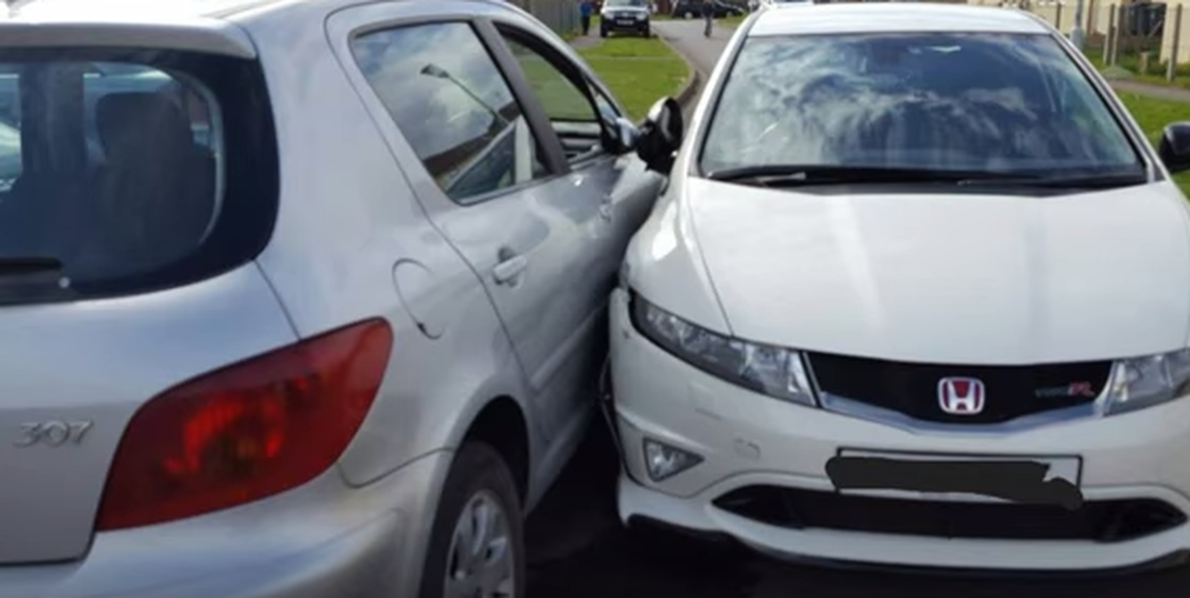 Vídeo: alumno de autoescuela destroza un Honda Civic Type R