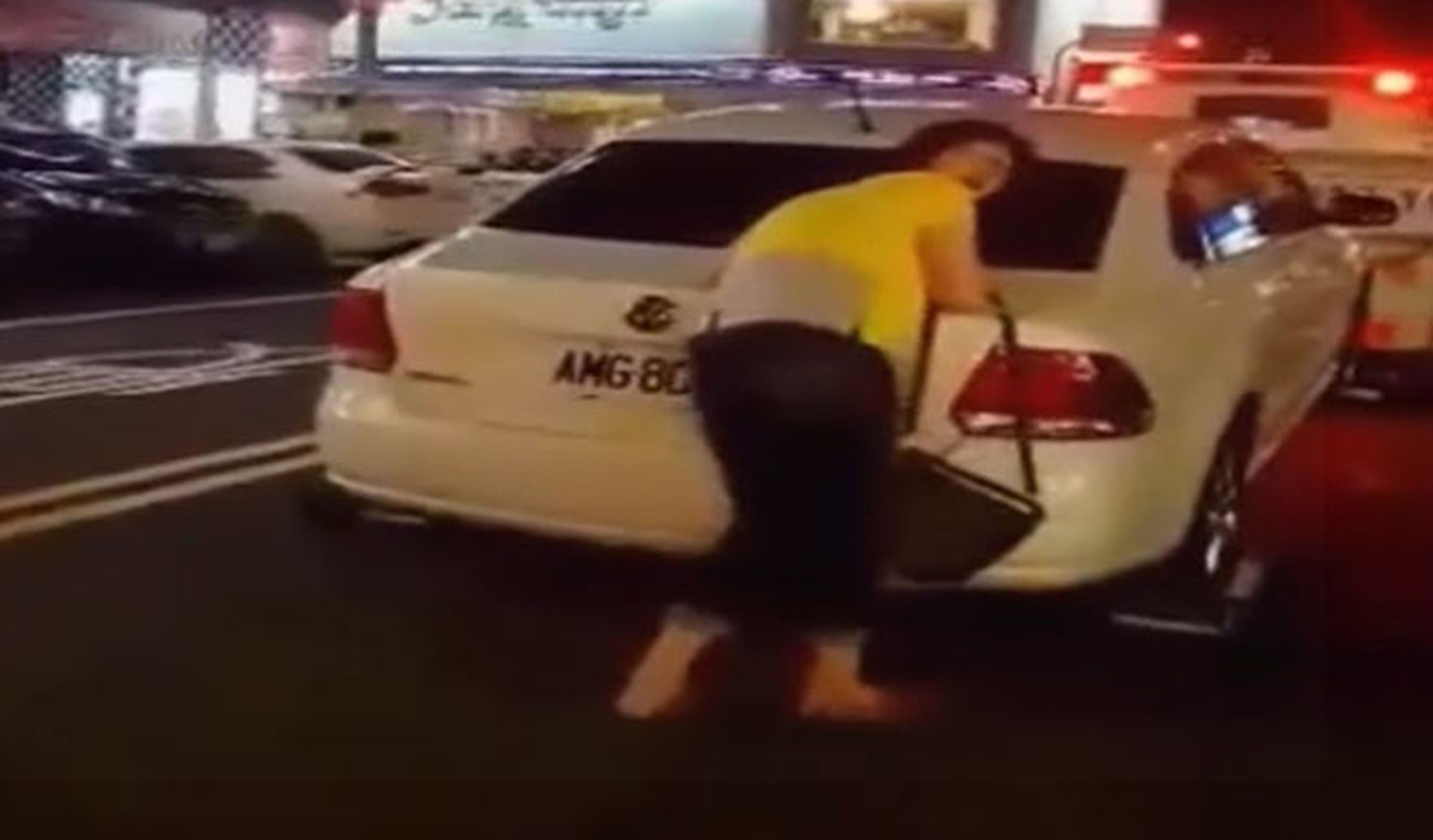 Esta mujer no dejará que la grúa se lleve su coche