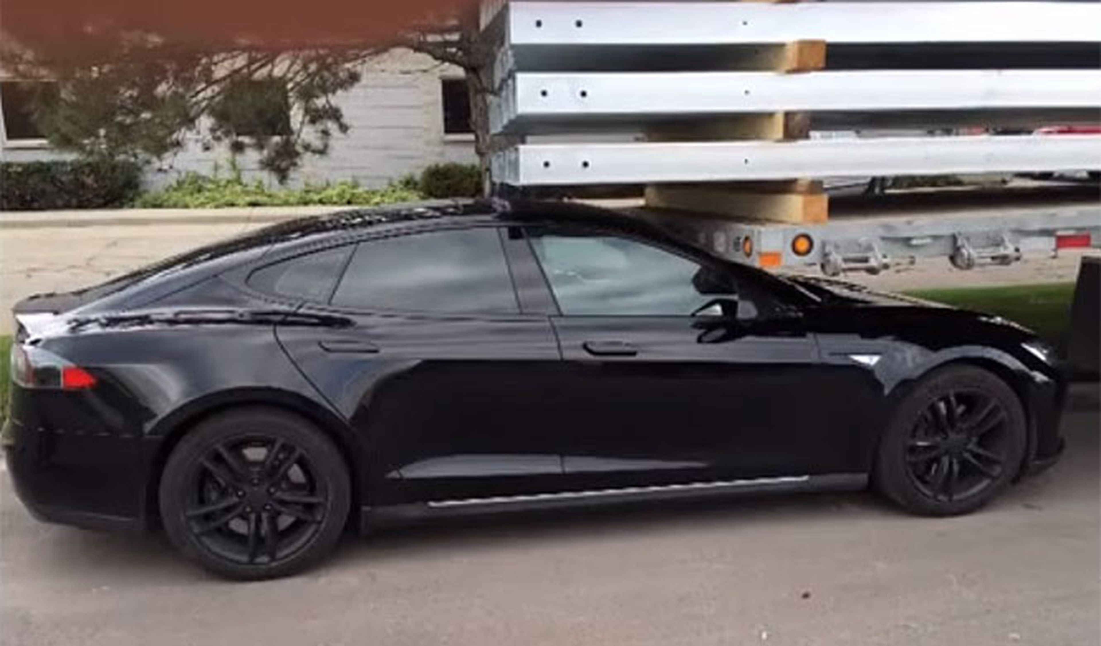 Un Tesla S aparca solo… y se estrella contra un camión