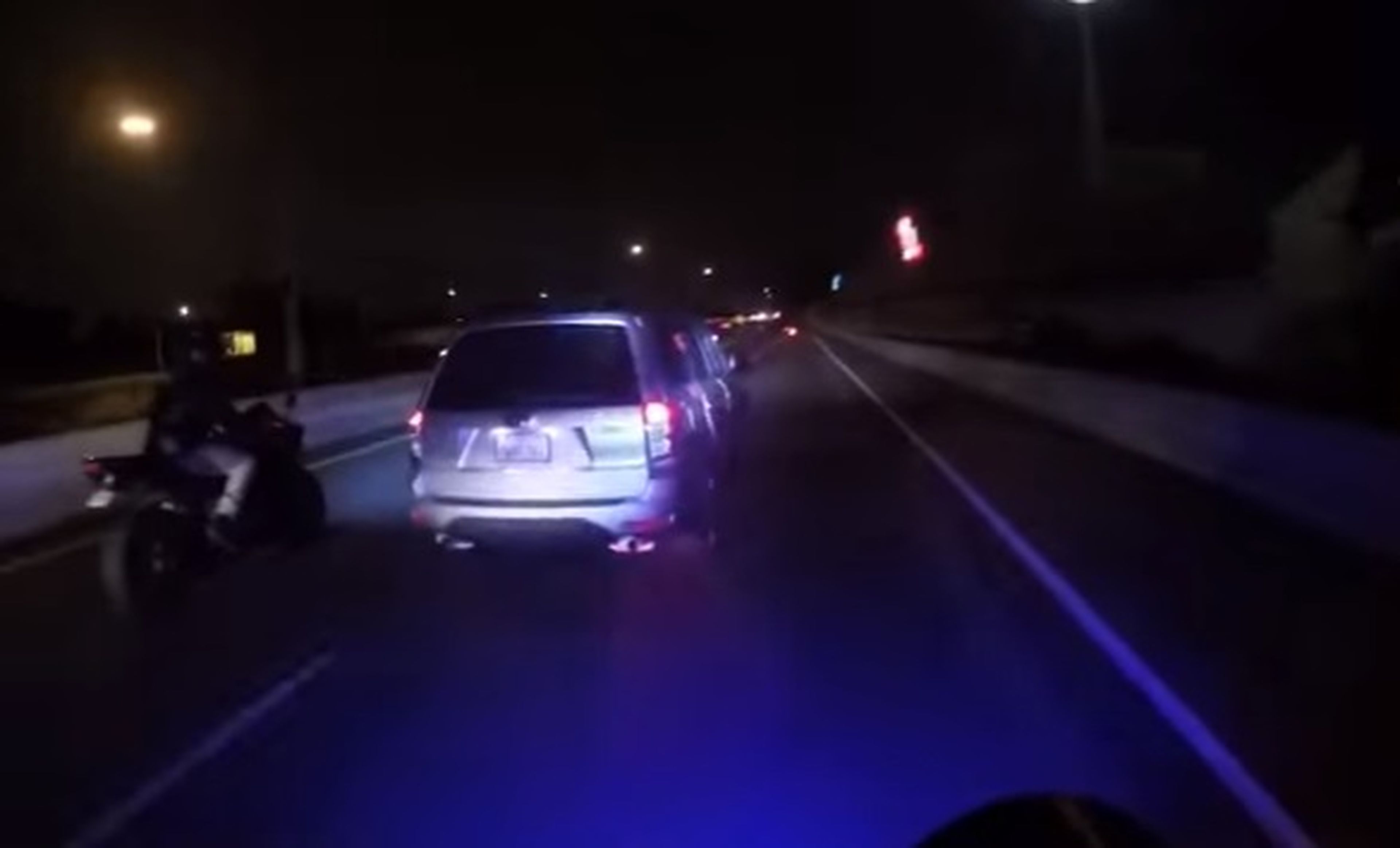 Vídeo: Un SUV atropella a un motorista y huye sin inmutarse