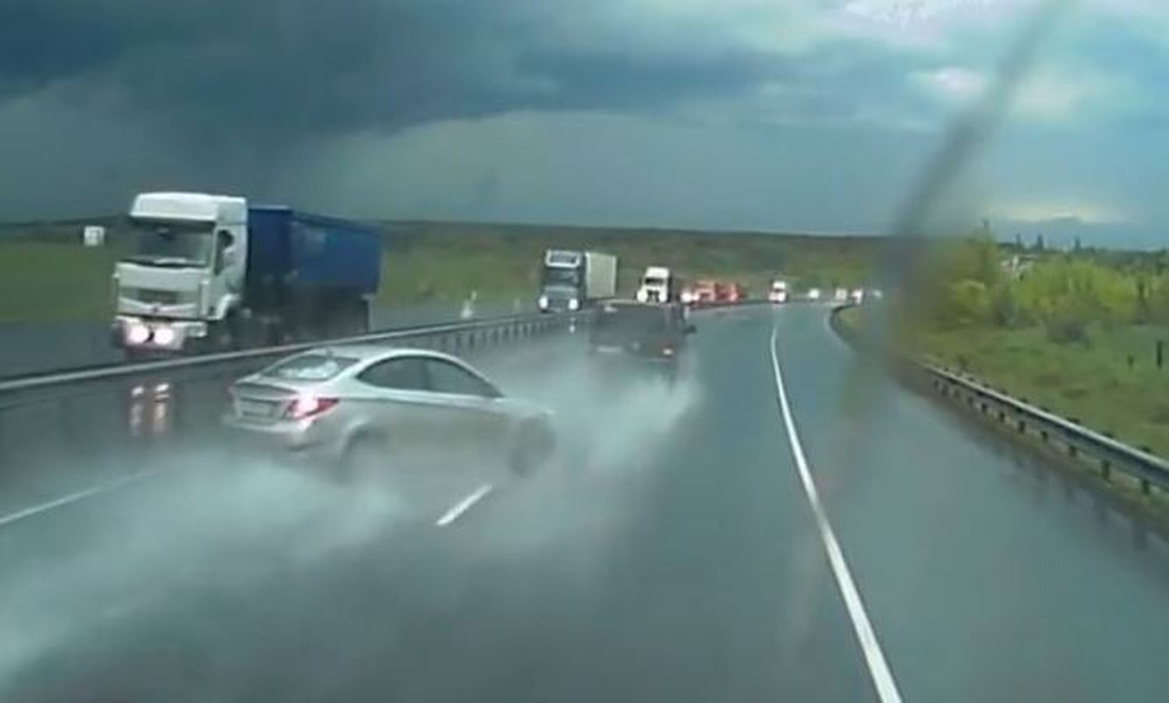 Vídeo: aquaplaning, enemigo a la sombra en la autopista