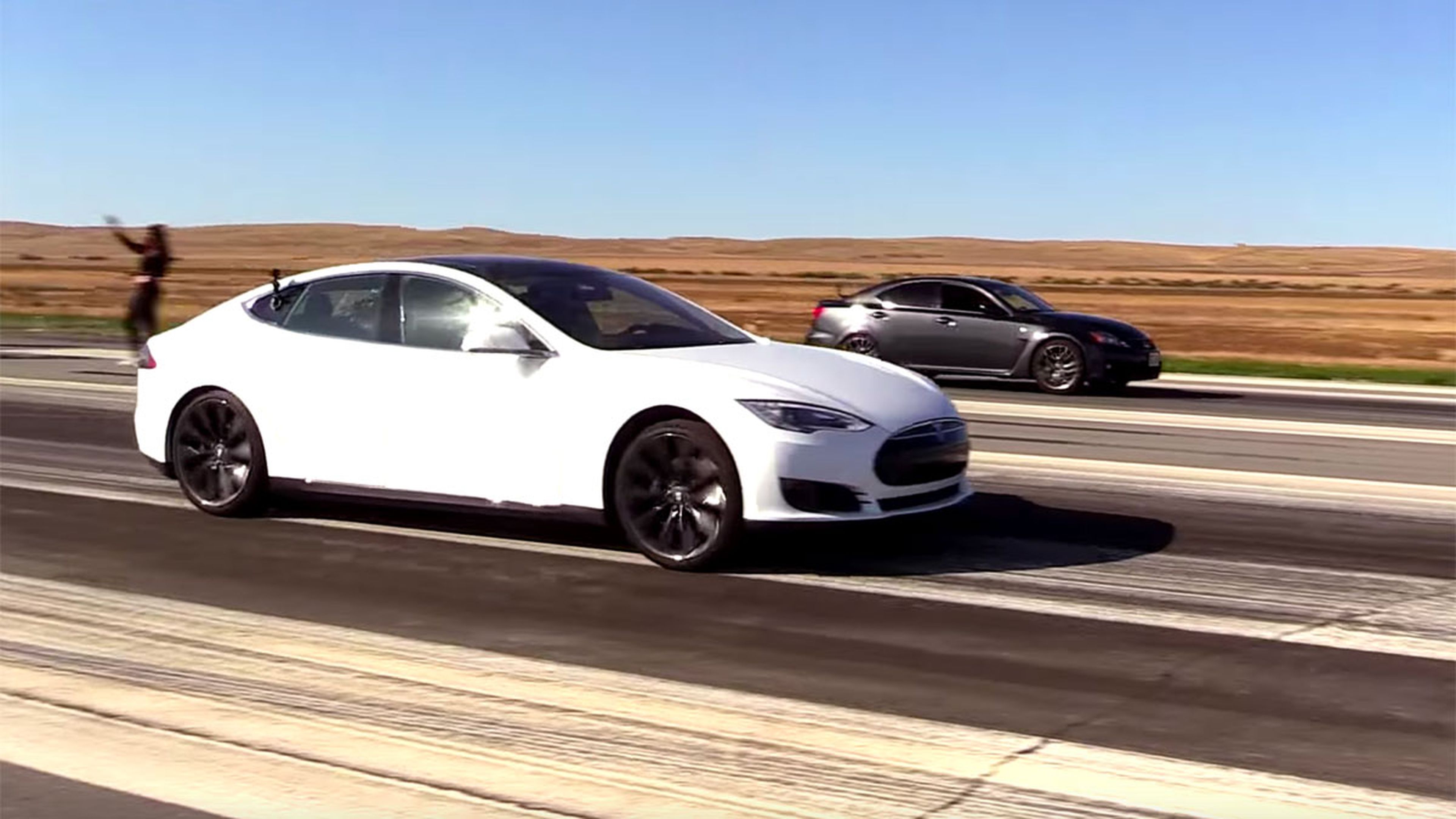 ¿Puede el Tesla menos potente plantar cara a un Lexus IS-F?