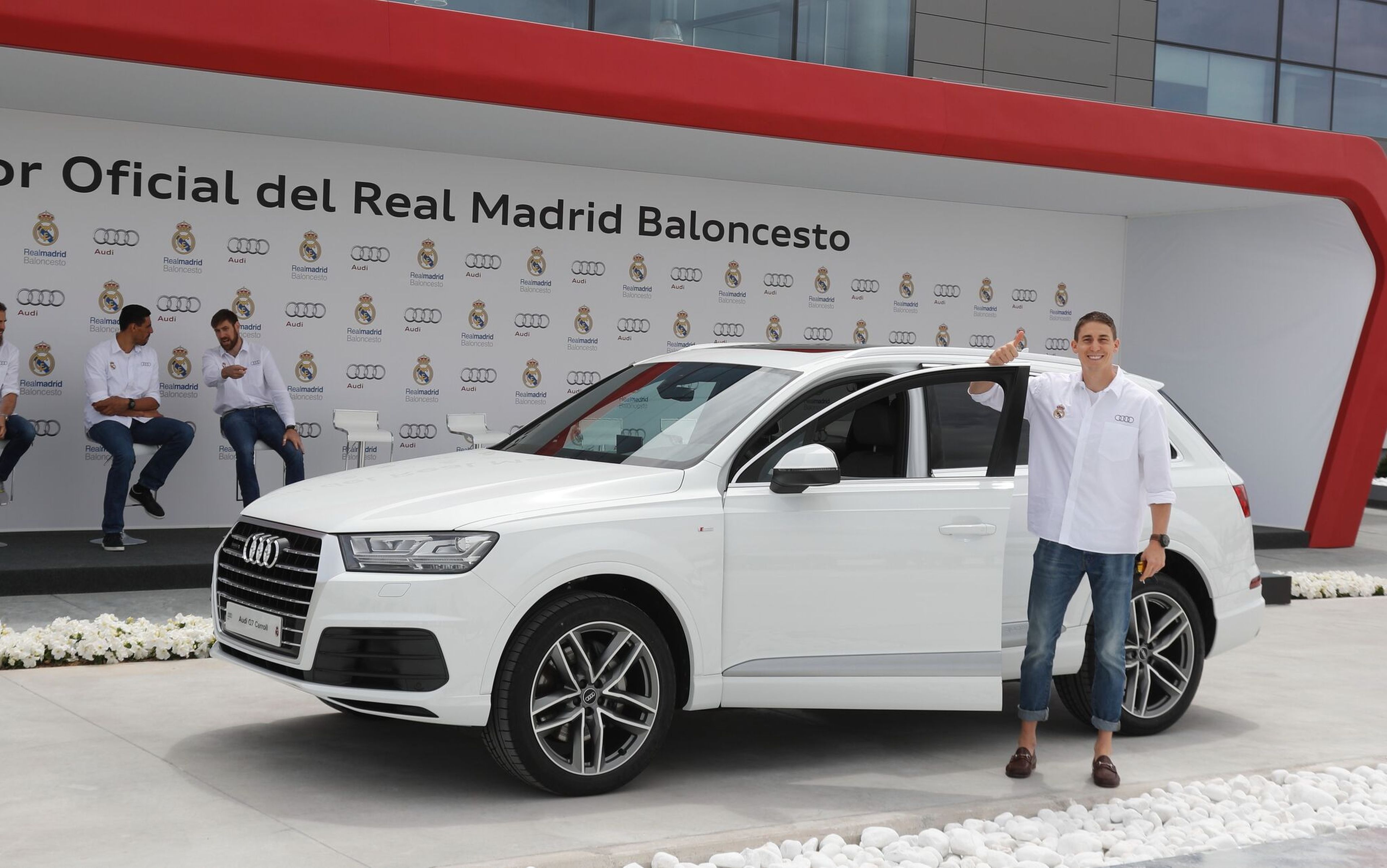 Audi entrega gama a plantilla de Baloncesto del Real Madrid Carroll