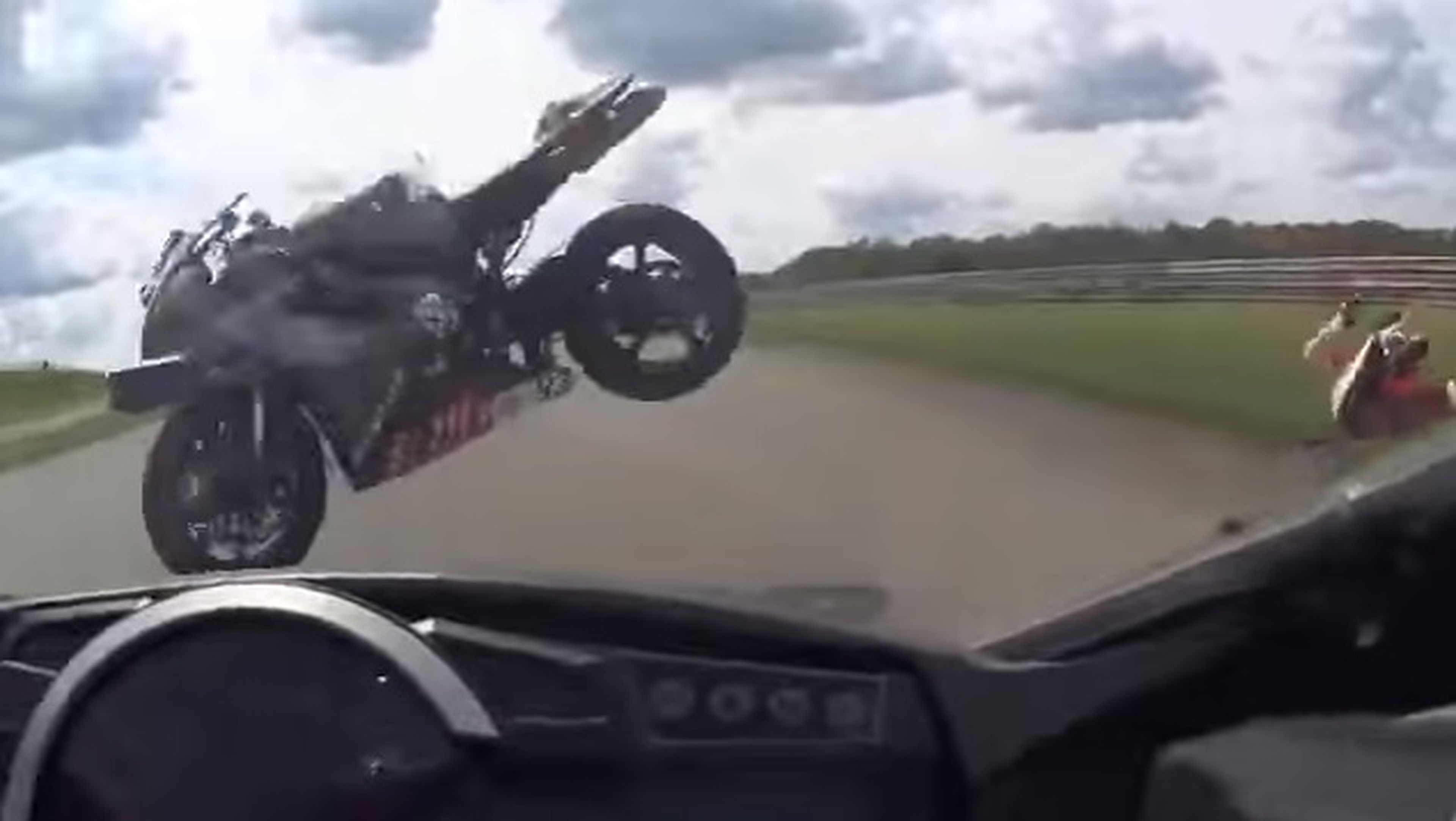 Vídeo: Pocas veces verás un tortazo en moto de este calibre