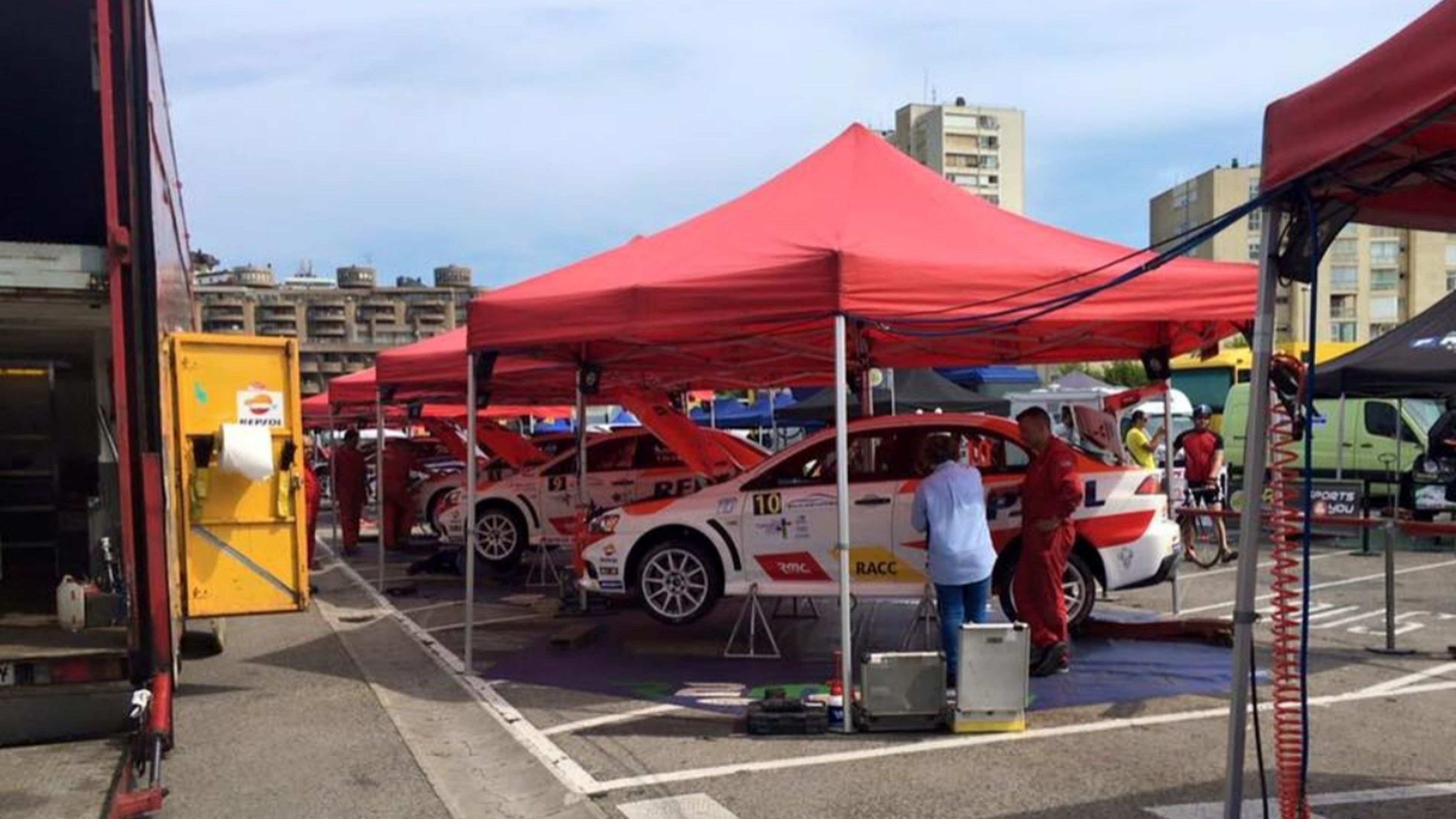 17 heridos al salirse un coche en el Rally Santander 2016