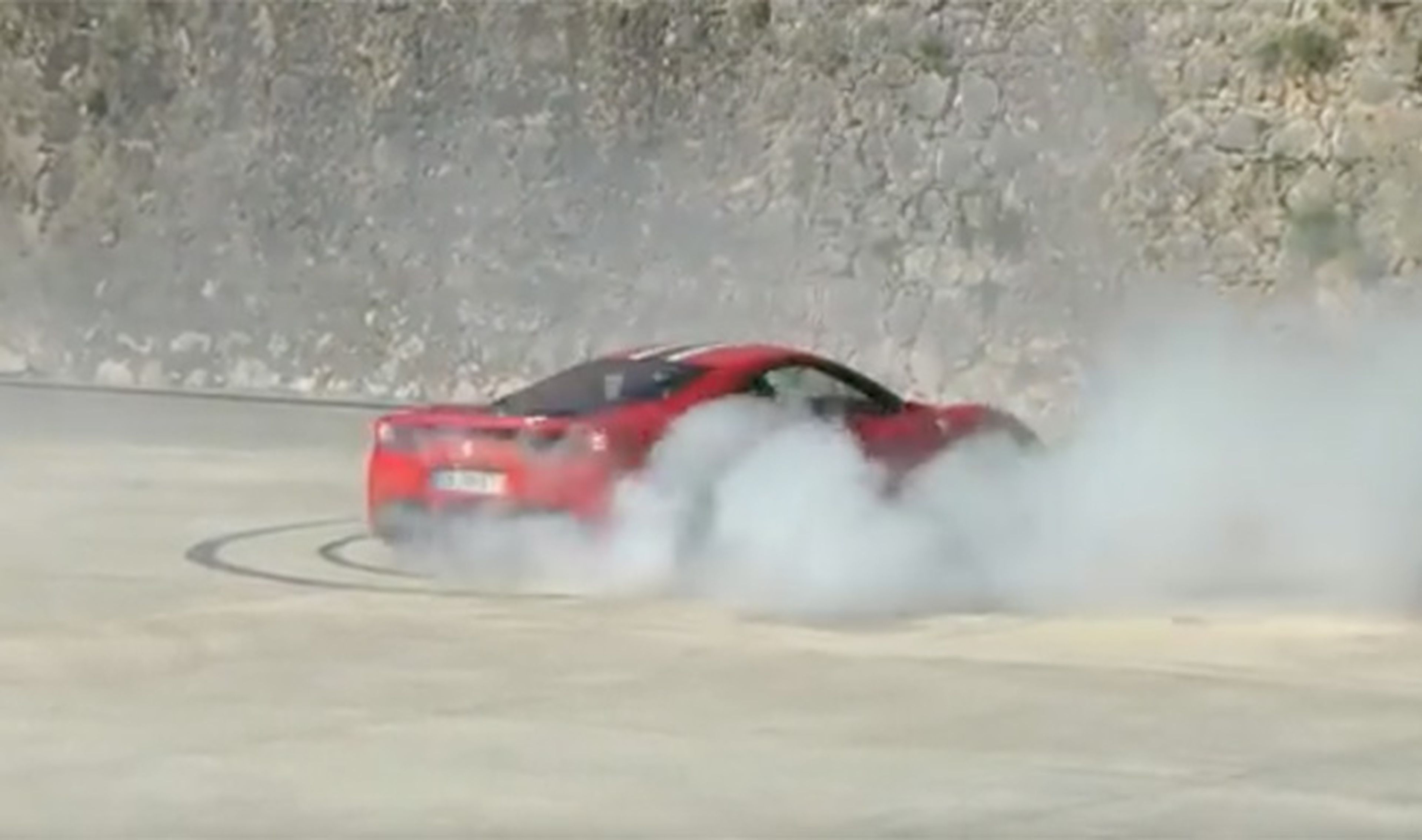 Vídeo: un Ferrari 458 Speciale haciendo ‘donuts’