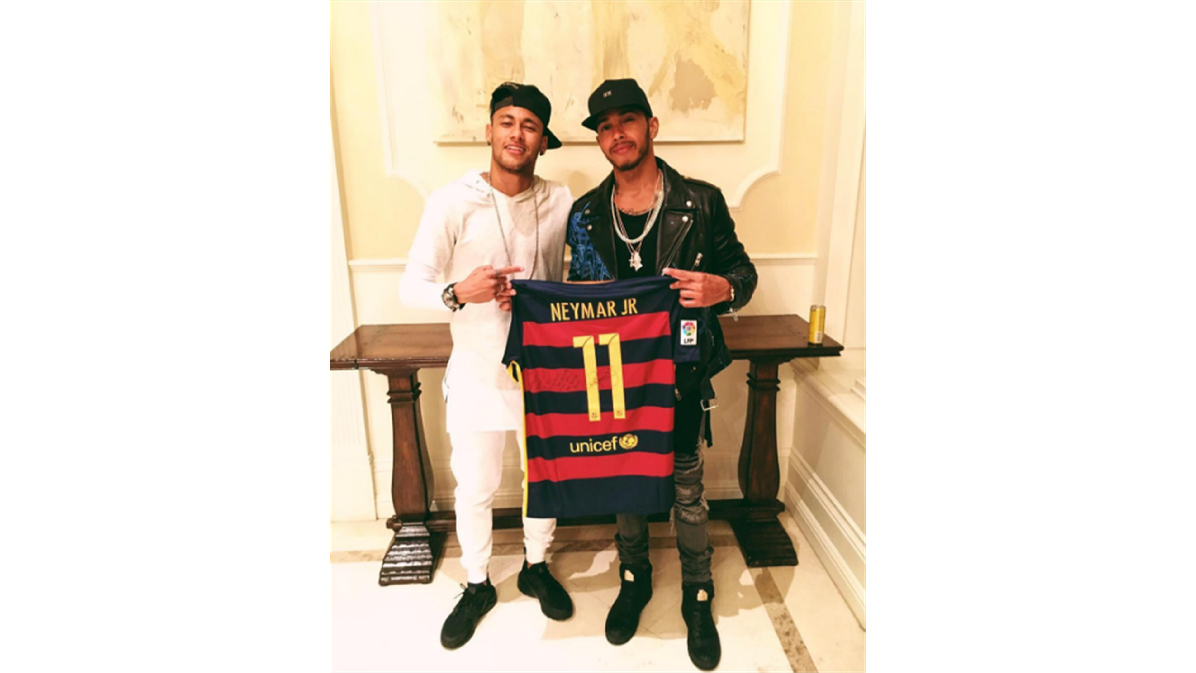 Neymar y Hamilton, con la camiseta del Barcelona.