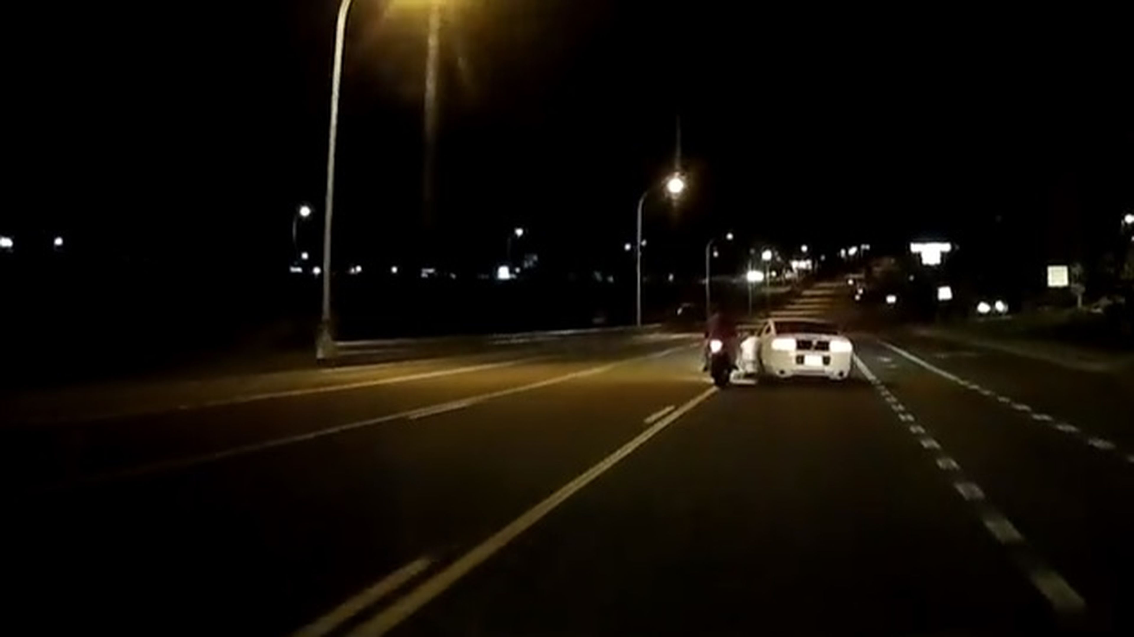 Vídeo: Pique entre un Mustang y un motero que acaba muy mal