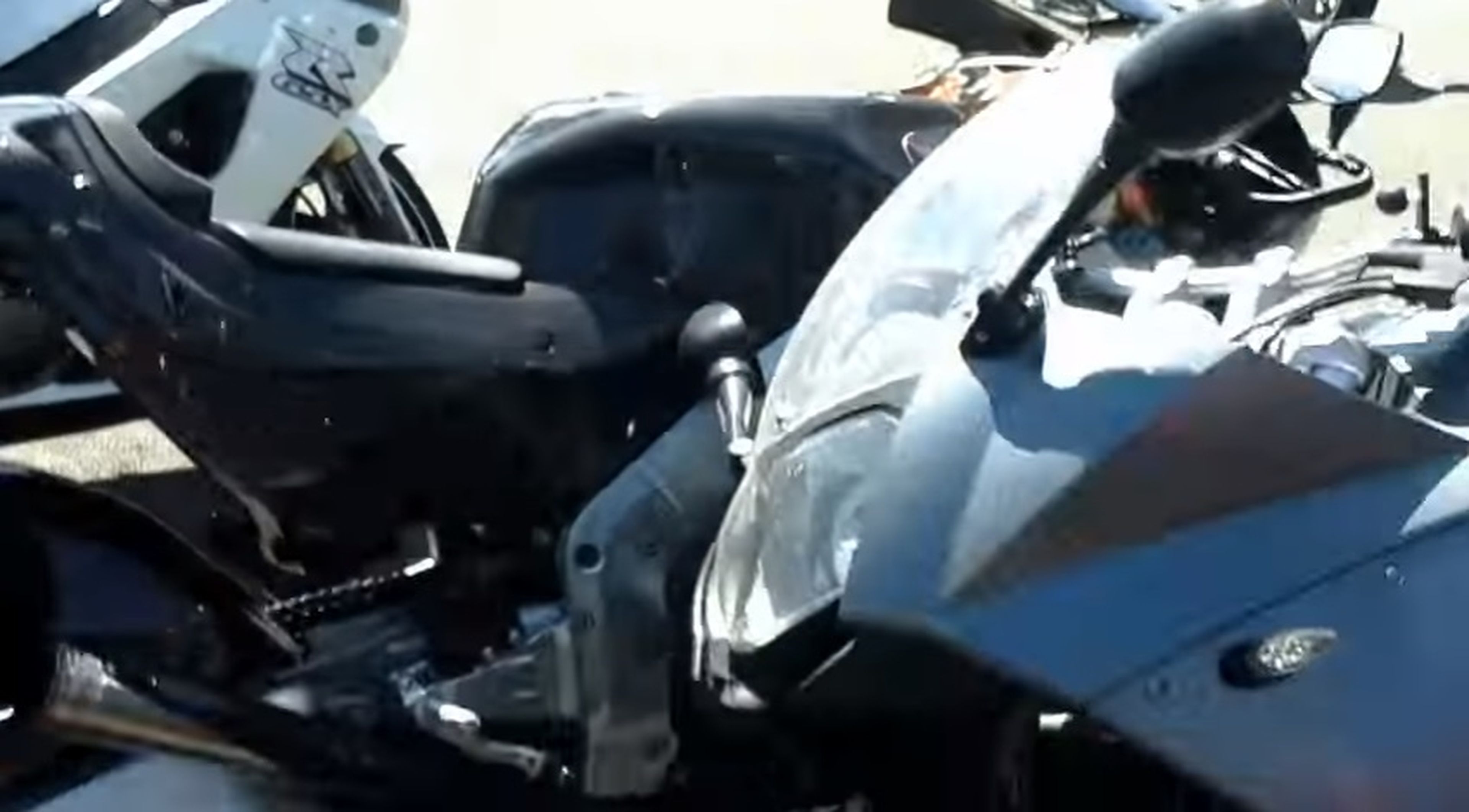 Vídeo: Una BMW ‘se carga’ a la Honda RC213V-S