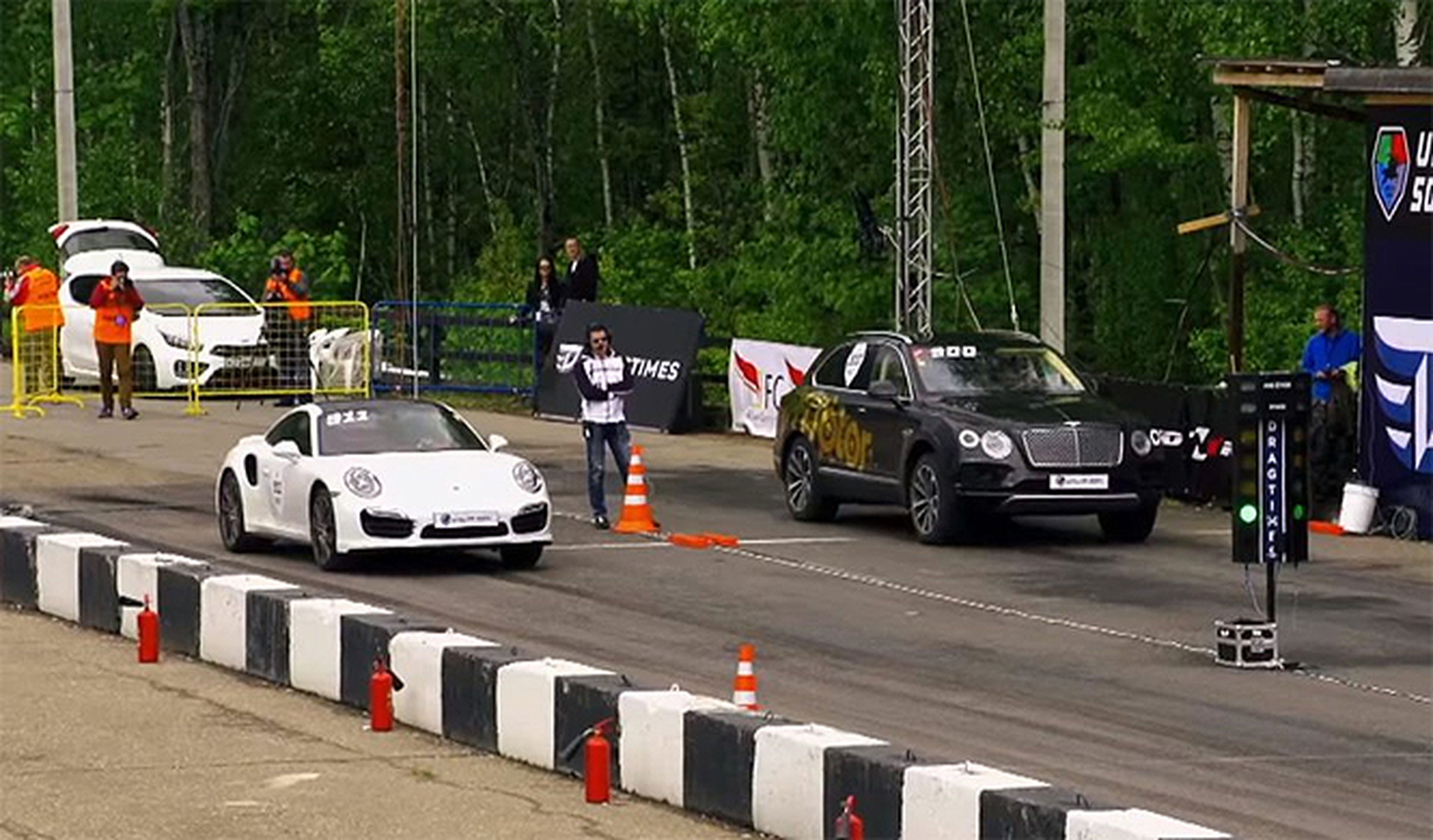 Vídeo: el Bentley Bentayga reta al Porsche 911 Turbo