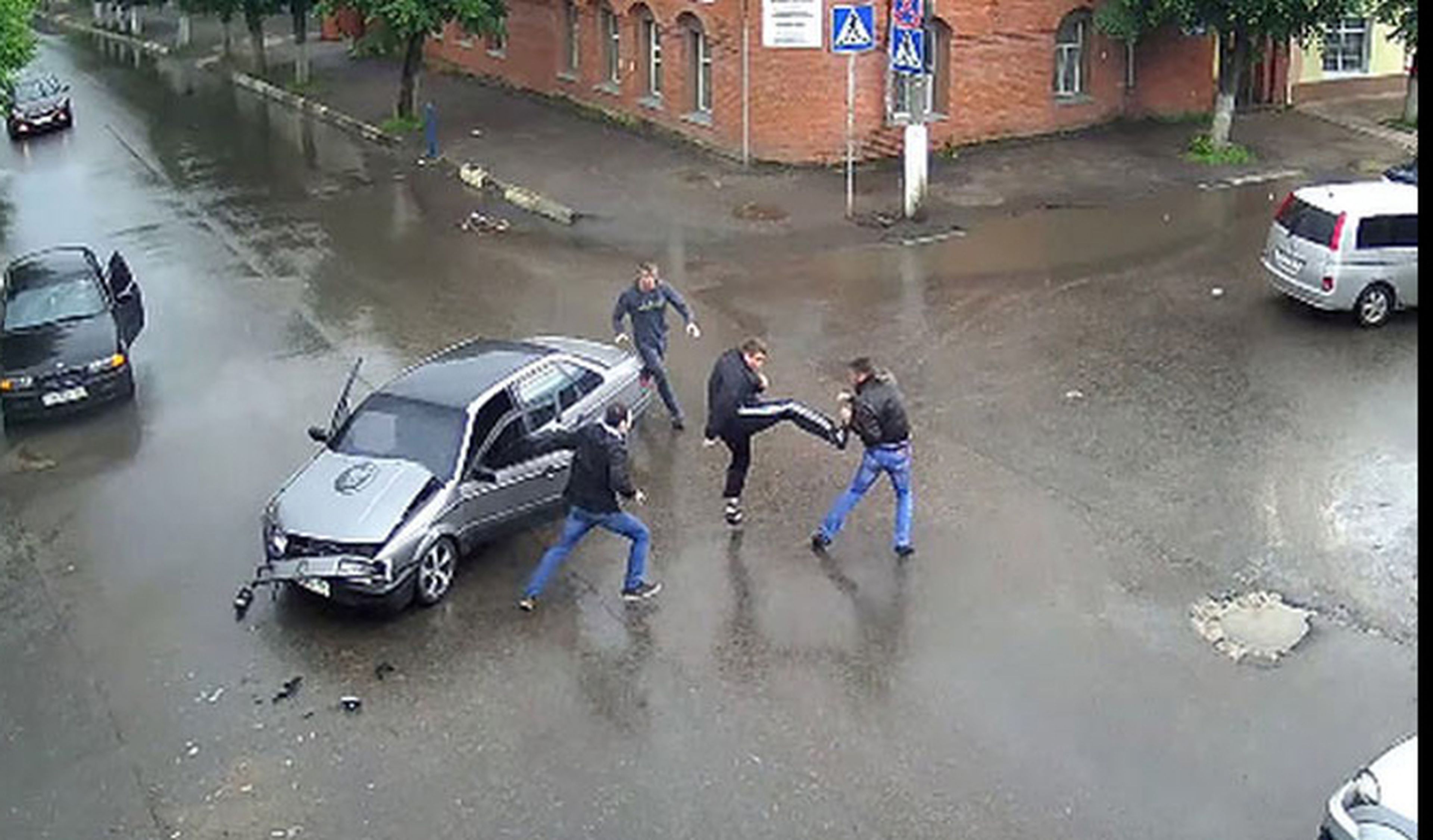 A golpes: así terminan los accidentes en Rusia (a veces)