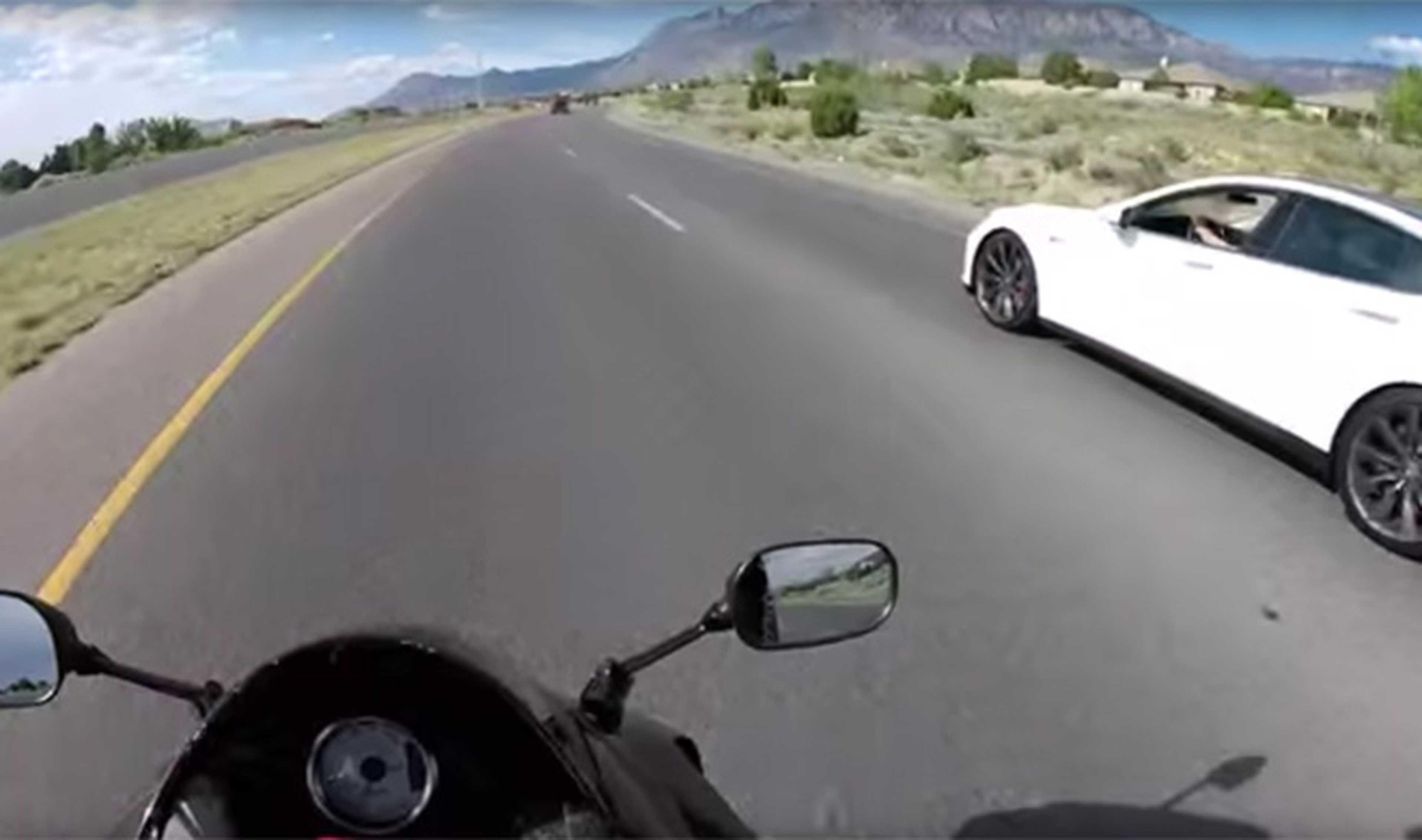 Vídeo: esta Kawasaki de 600 cc no puede con el Tesla