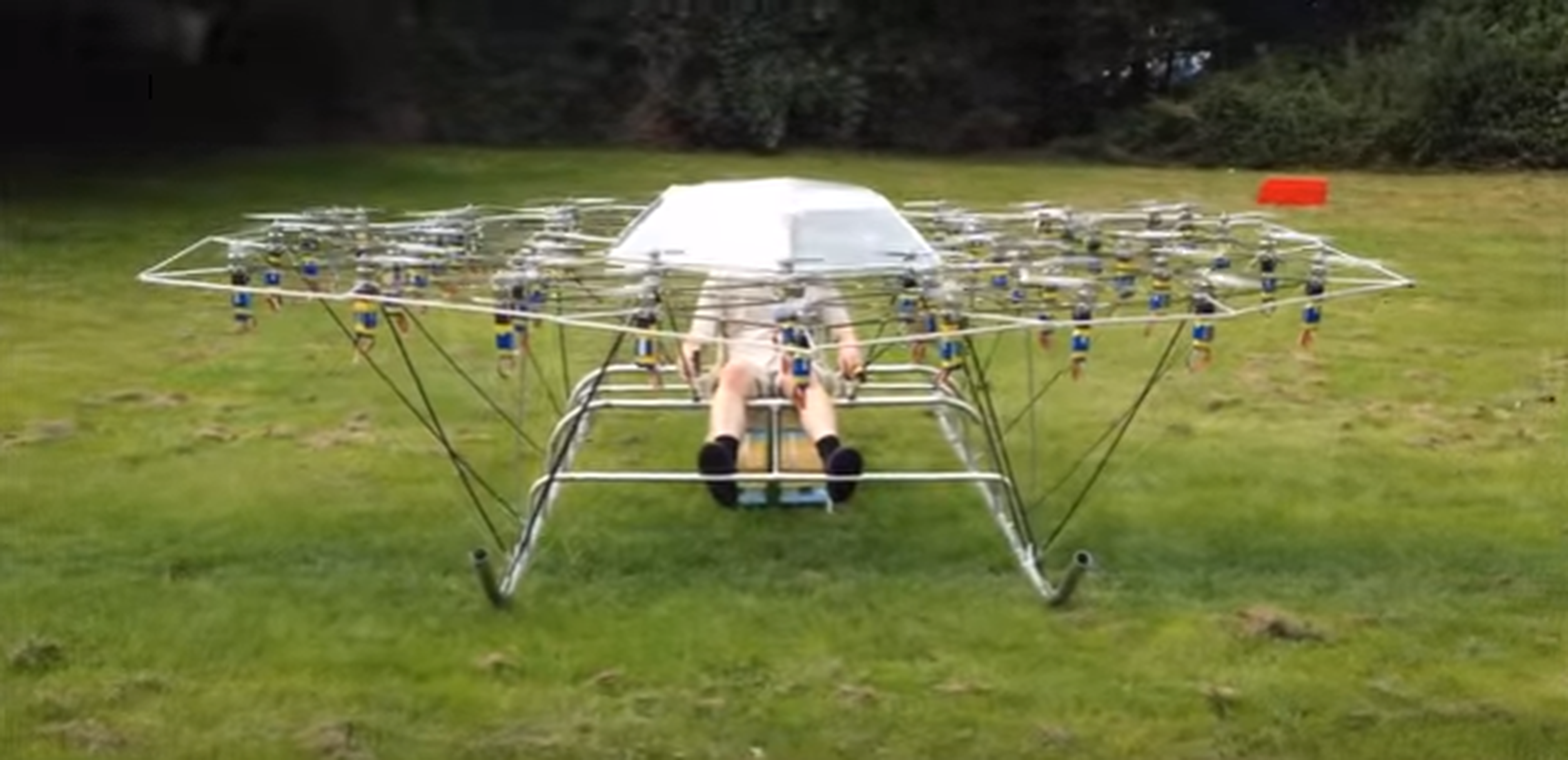 VÍDEO: fabrica un dron tan grande, que se va con él