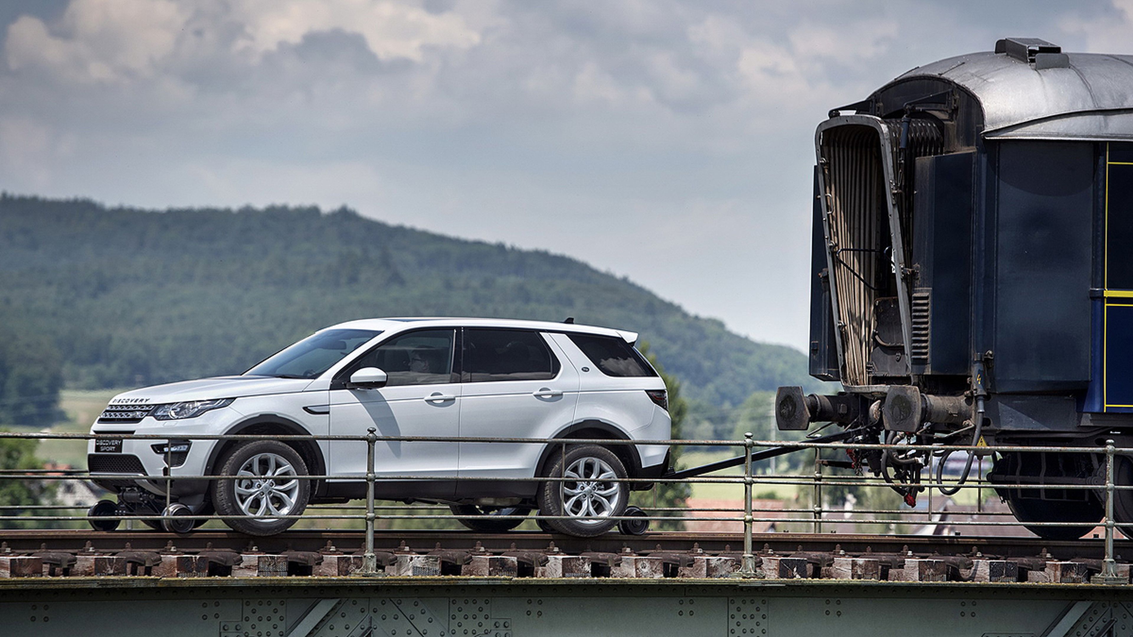 Un Land Rover Discovery Sport remolca un tren, en fotos