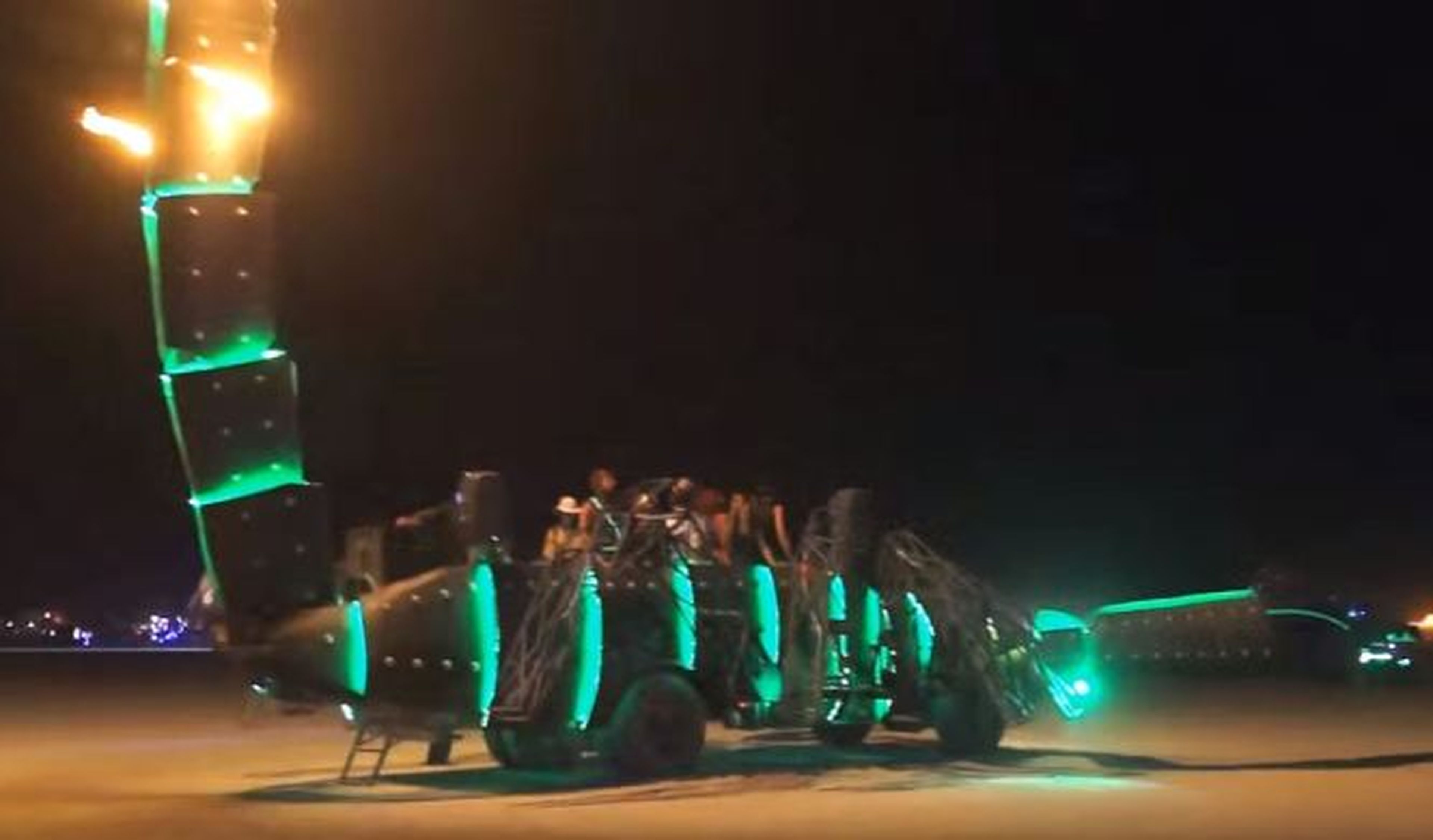 A la venta este camión escorpión del Burning Man