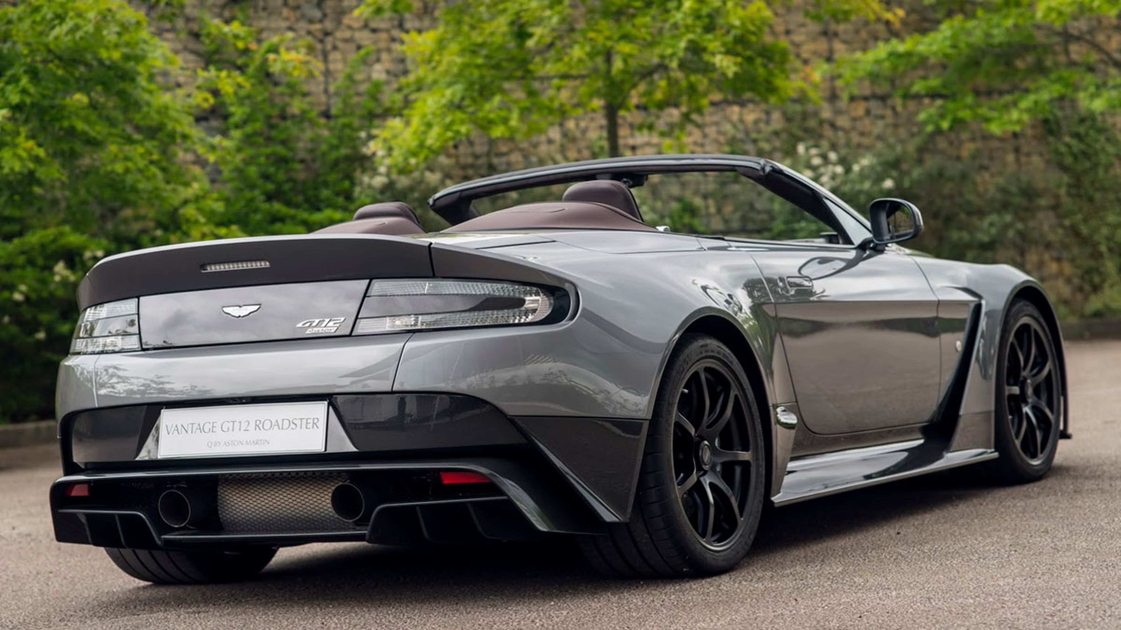 Aston Martin Vantage GT12 Roadster trasera