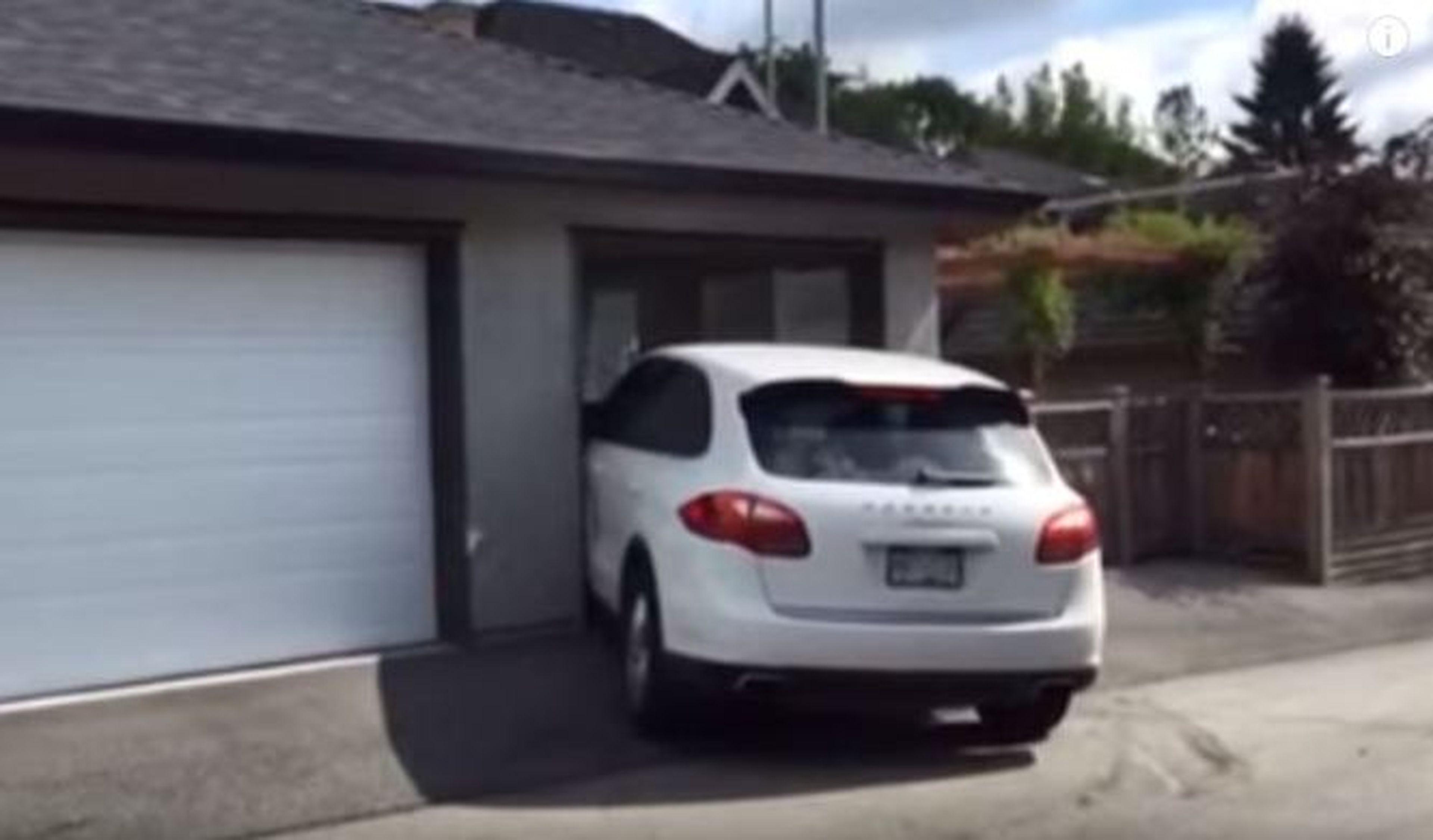 Vídeo: adolescente intenta aparcar un Cayenne y lo destroza