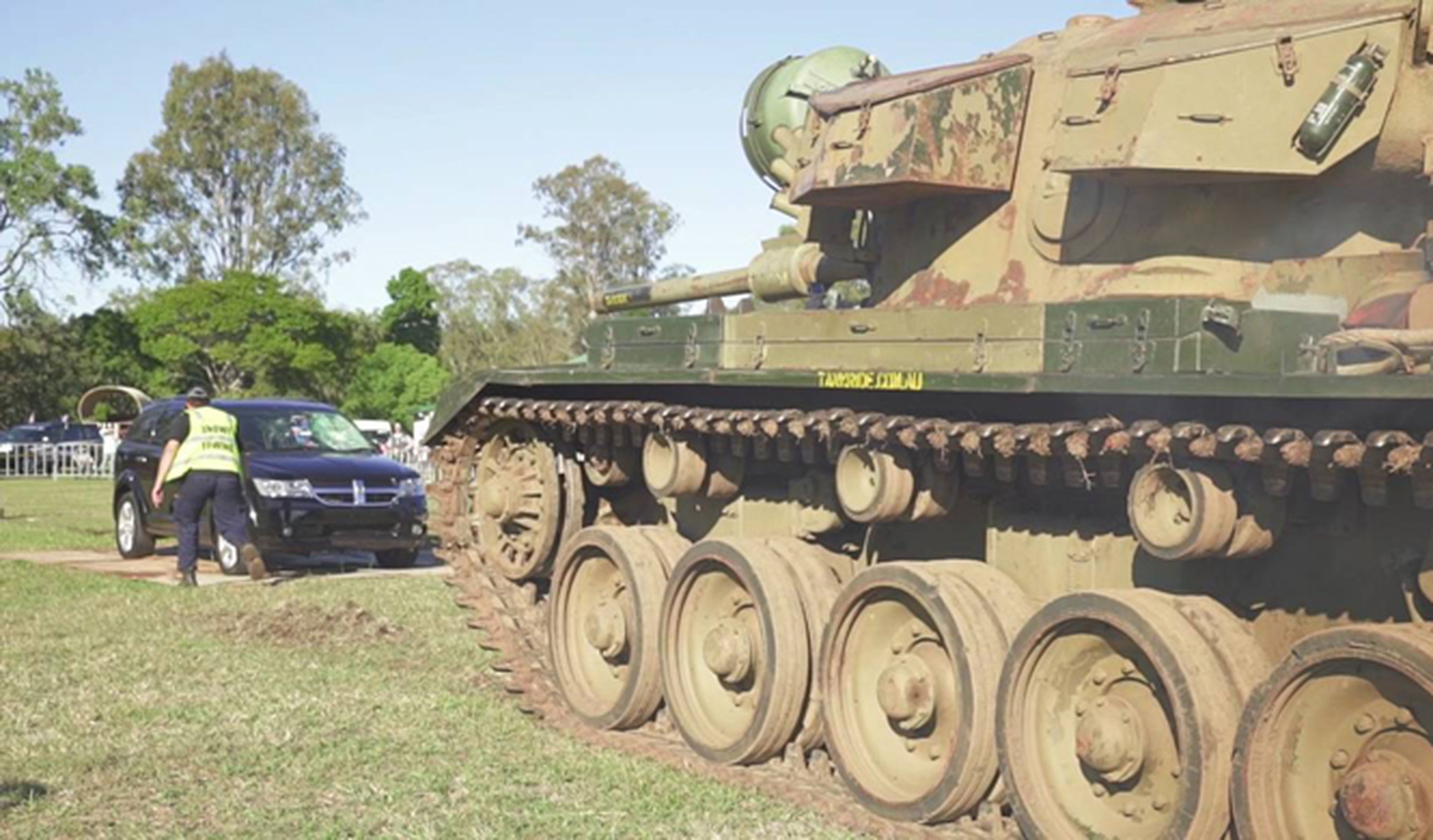 Vídeo: harto de las averías, aplasta su coche con un tanque