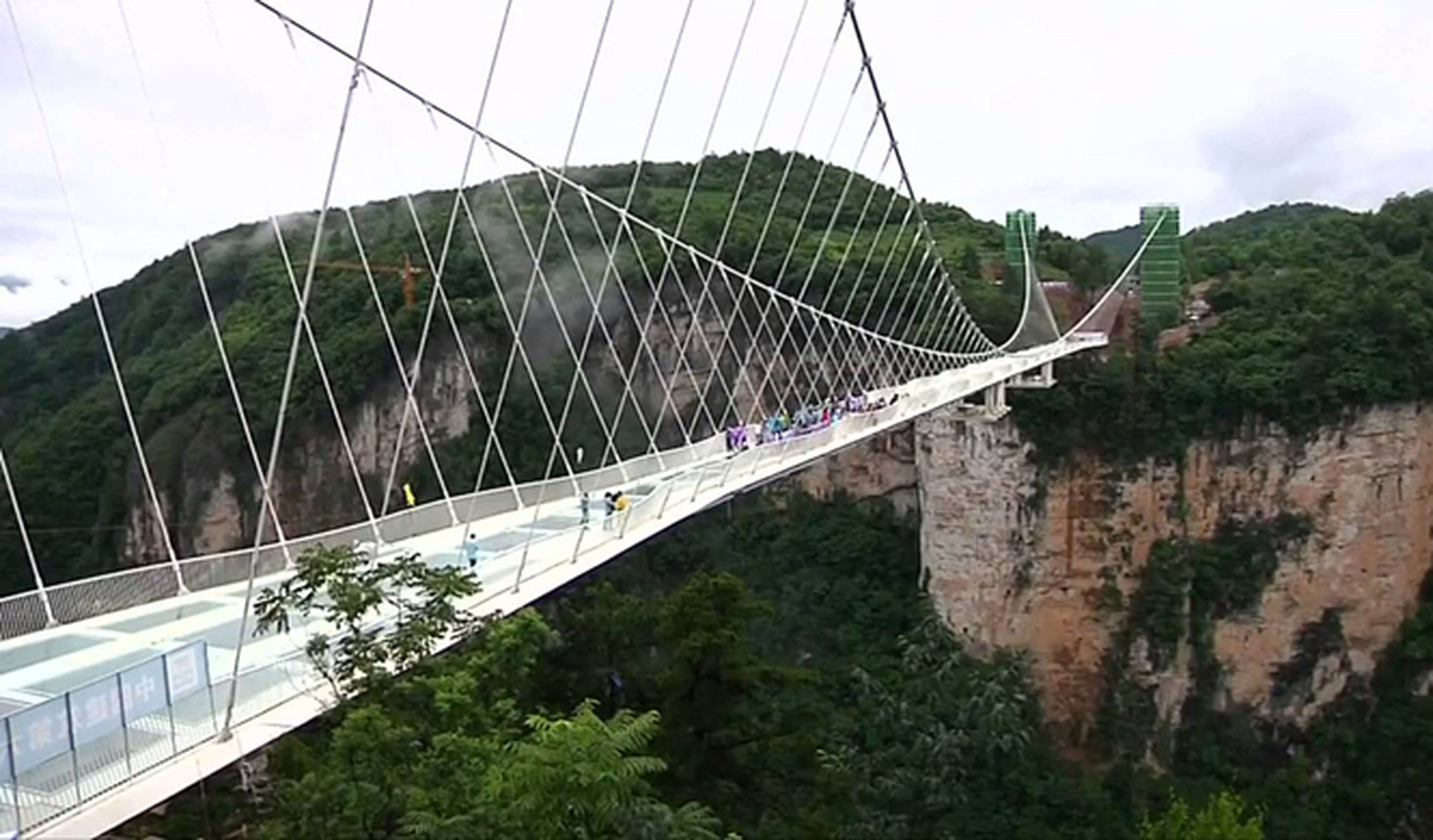 Vídeo: un SUV cruza un puente de cristal de 300 m de altura