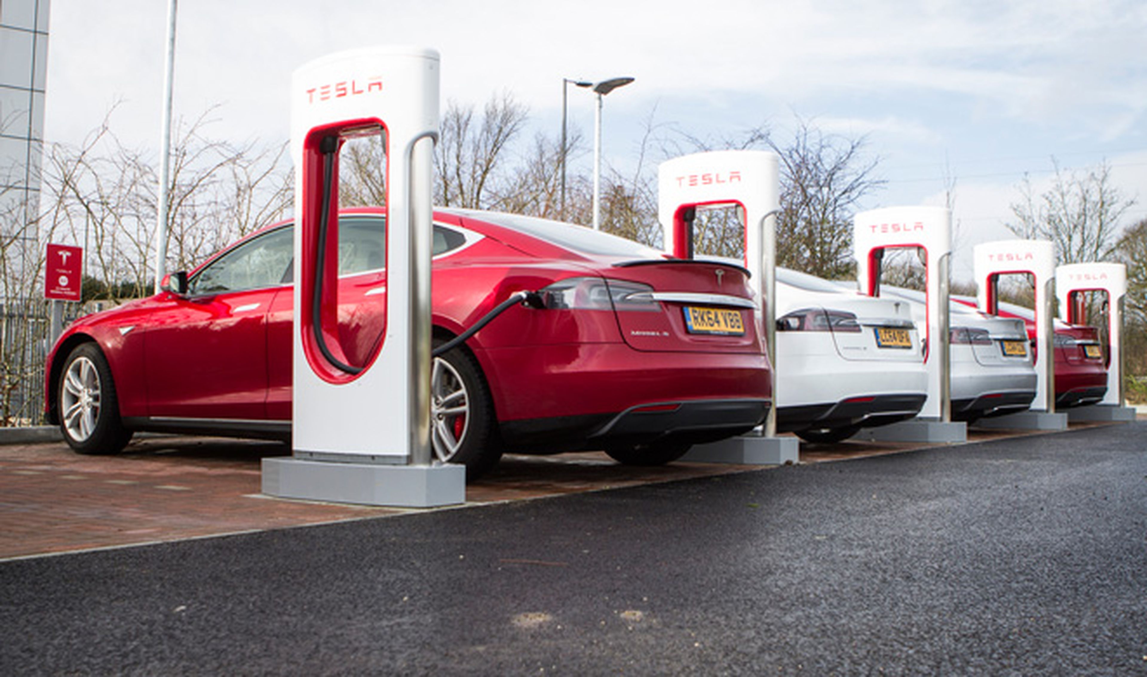 Tesla quiere instalar sus cargadores en las gasolineras