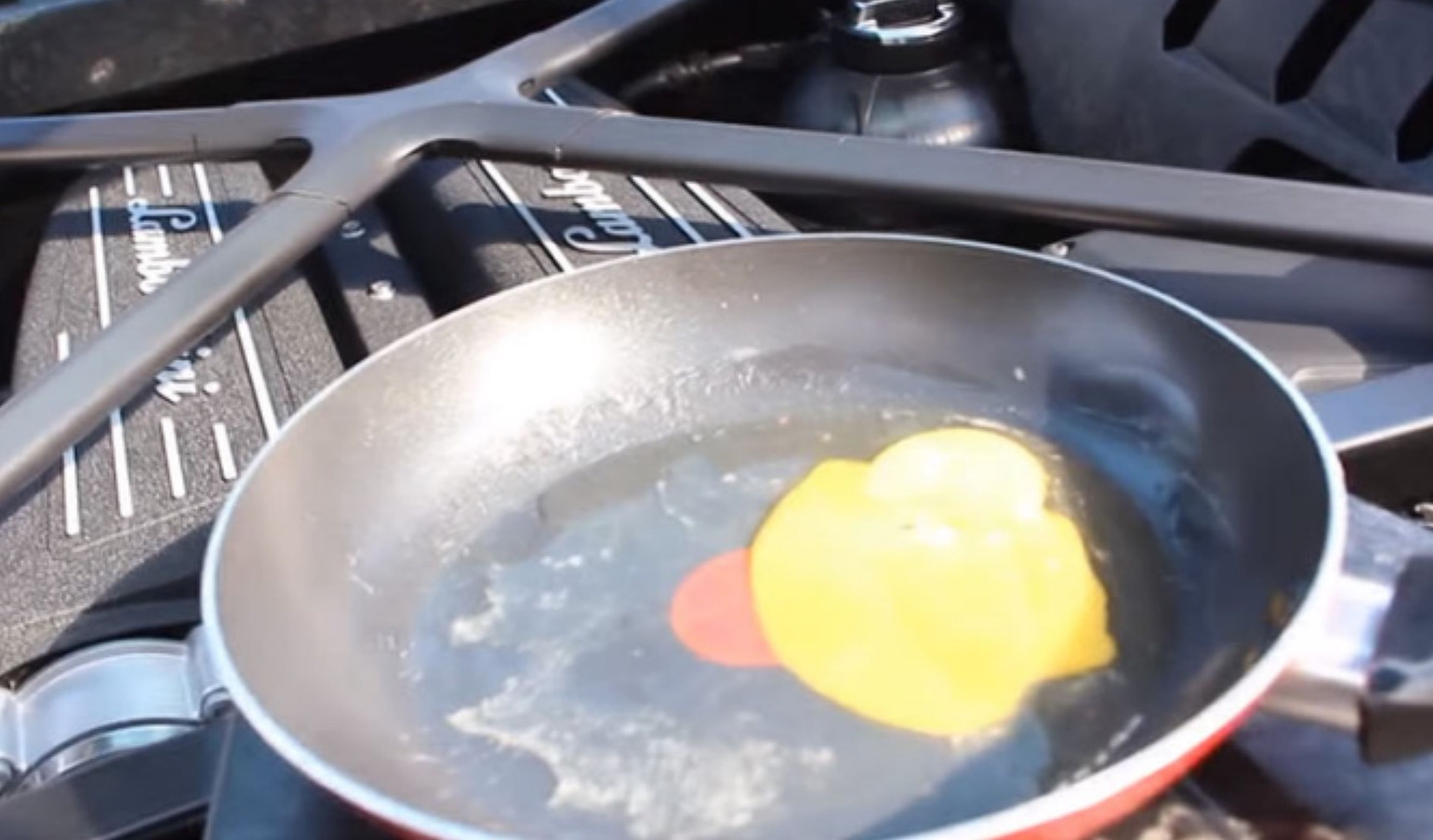 Vídeo: ¿se puede freír un huevo en un Lamborghini?