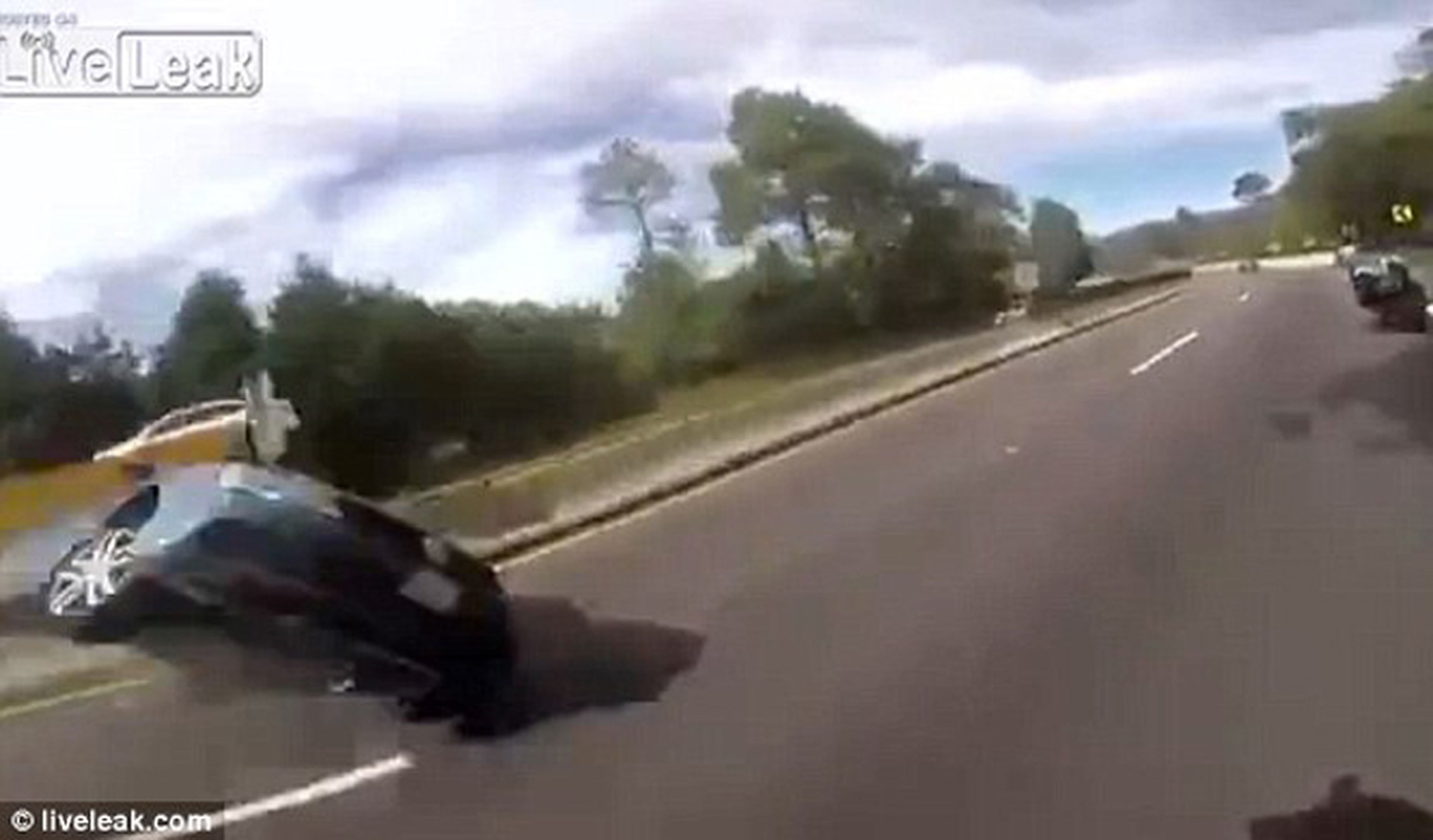 Vídeo: esto pasa si tiras del freno de mano en la autopista