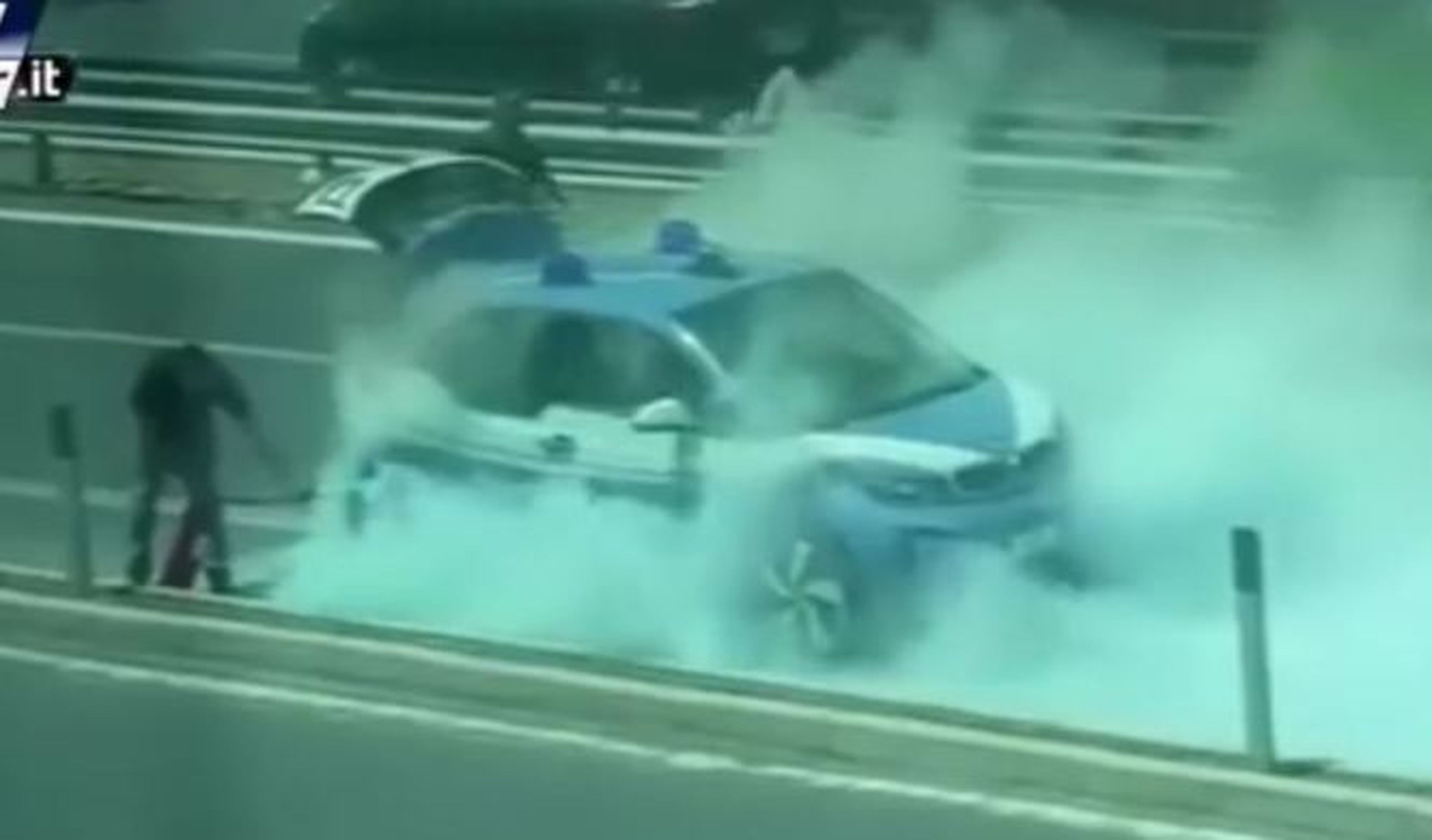 Vídeo: el BMW i3 de la Policía de Roma, en llamas