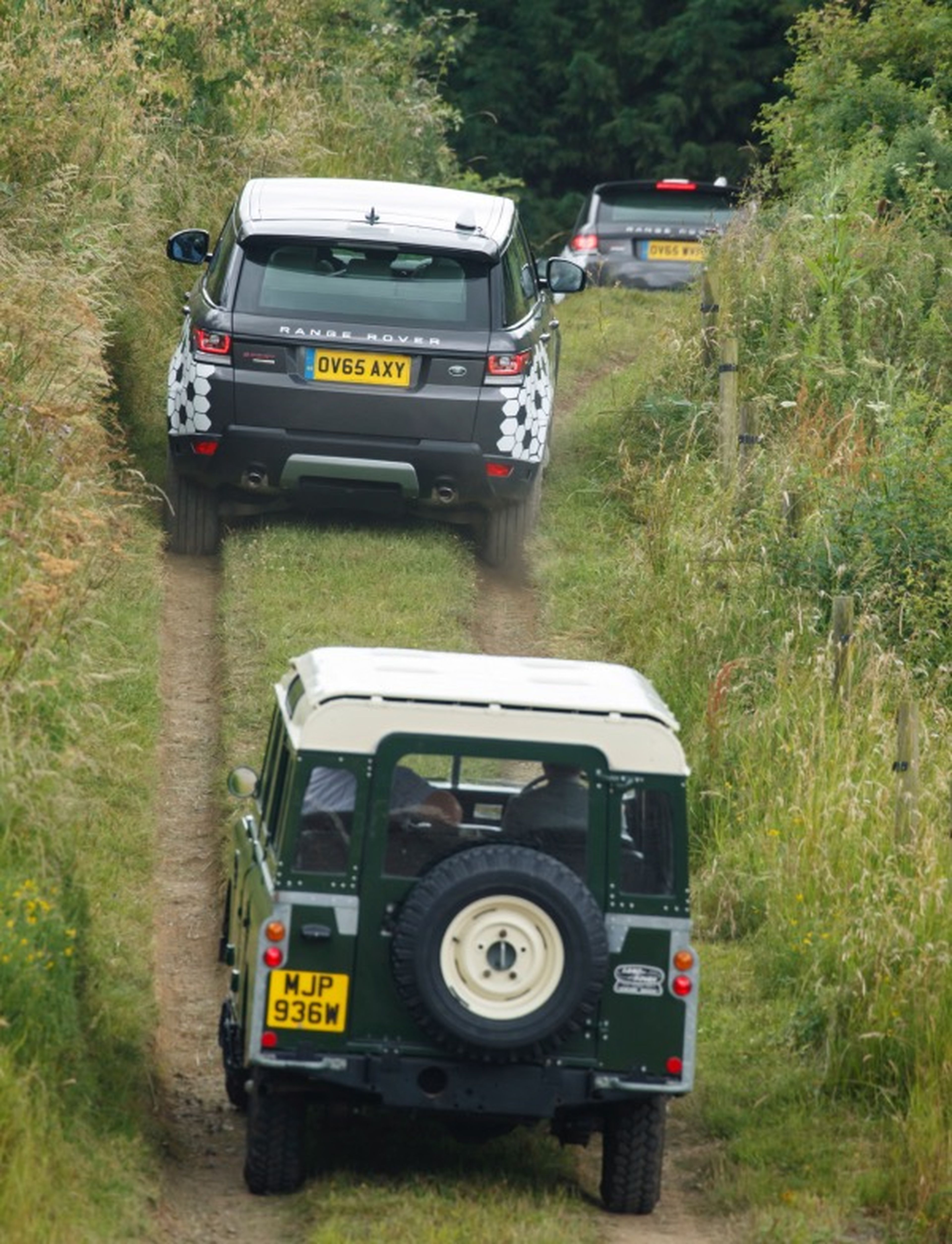 Land Rover Defender y Range Rover convoy conectado