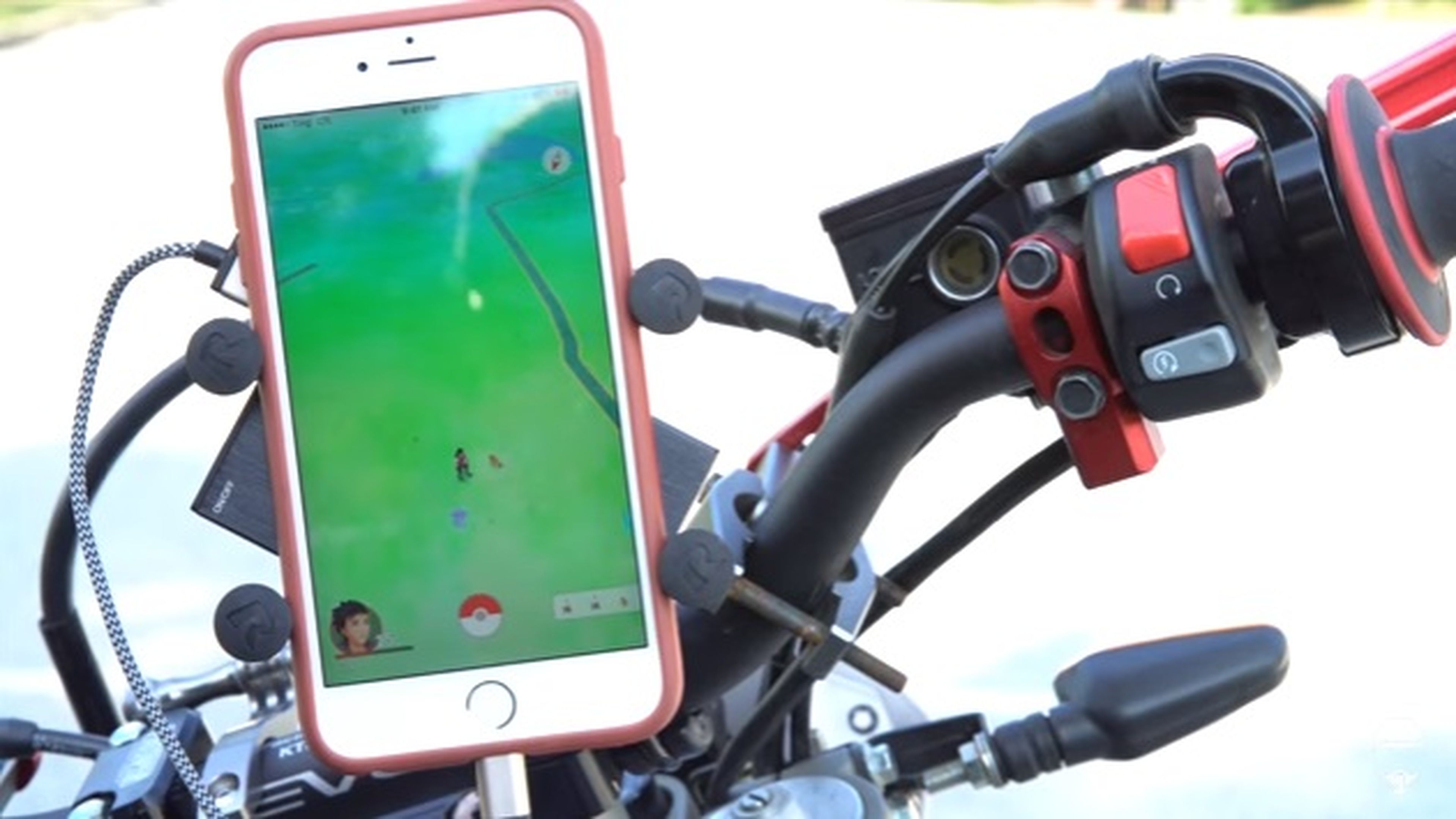 Vídeo: ¿Cómo jugar al Pokemon GO en moto?