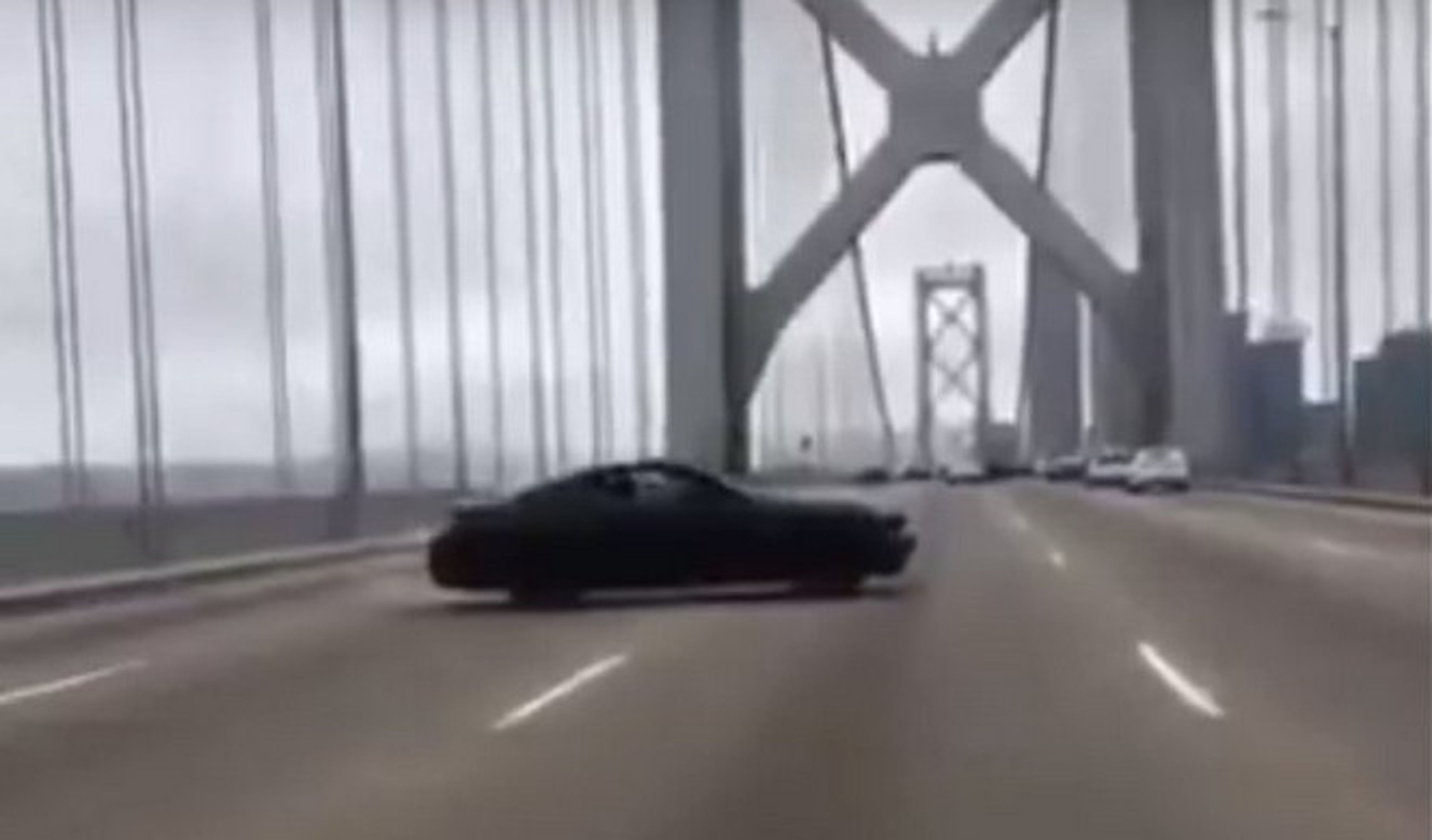 Este Ford Mustang se pone a hacer donuts en un puente