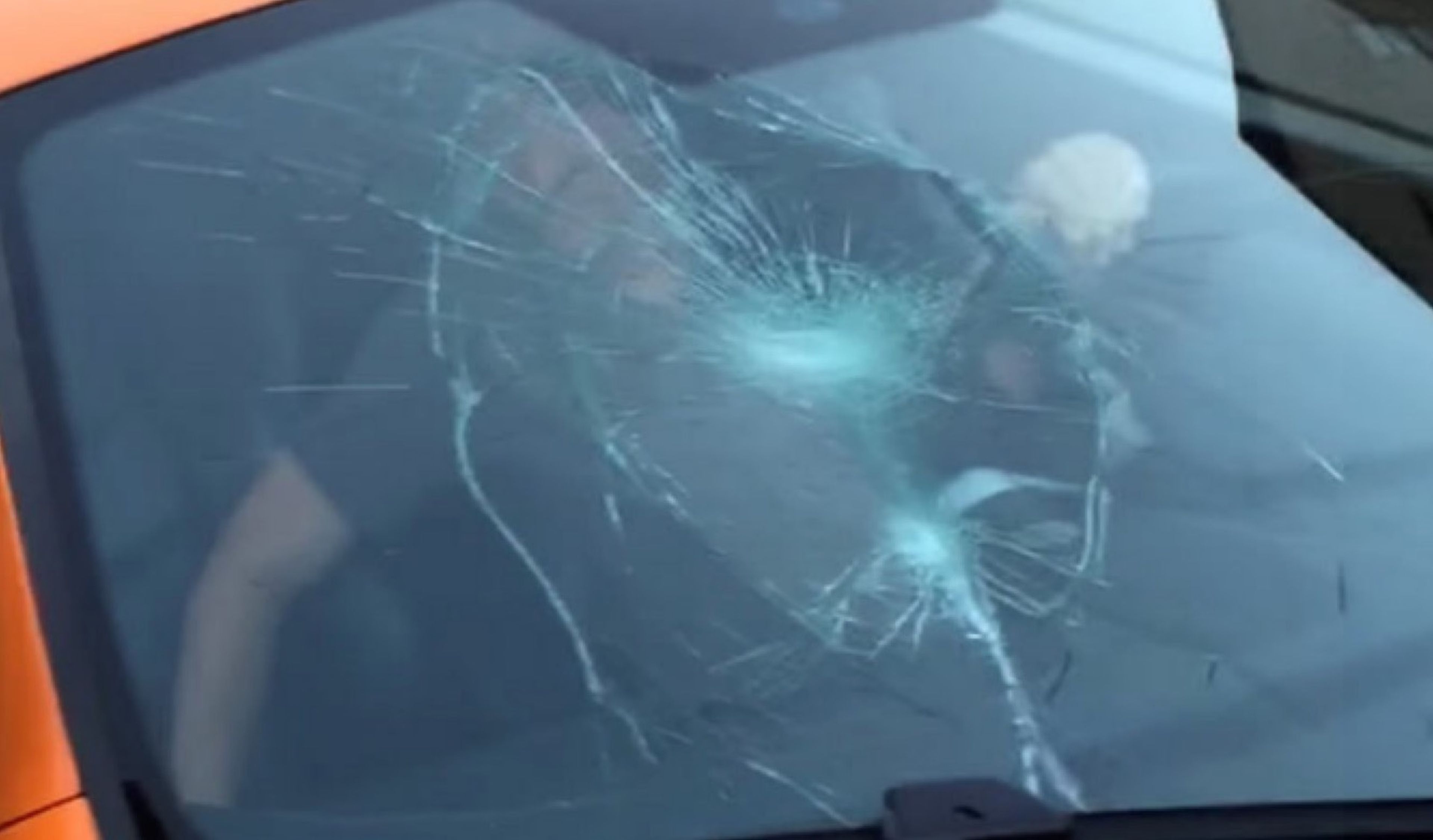 Vídeo: niño rompe parabrisas de un McLaren con su monopatín