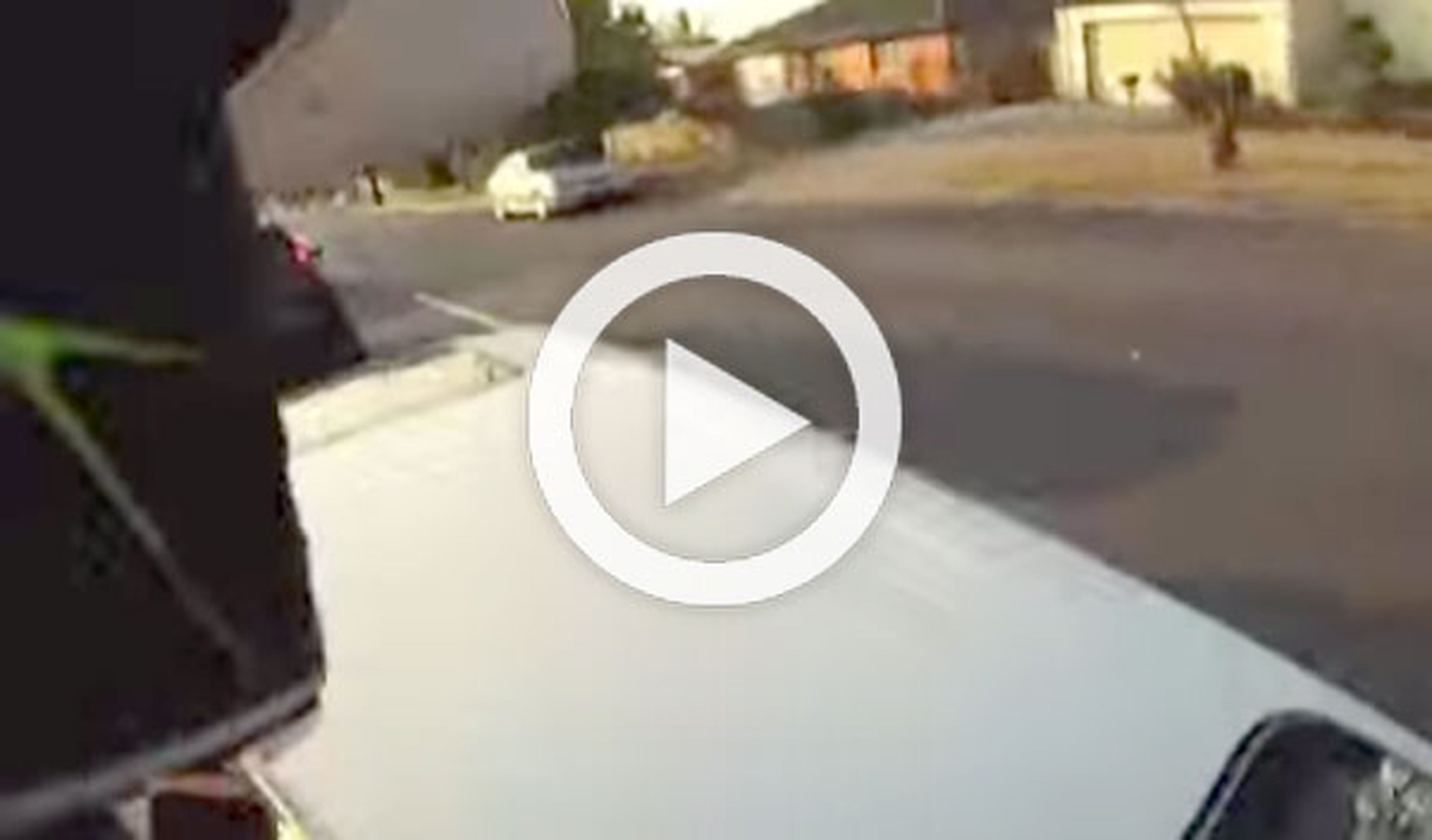Motorista embestido aterriza en el techo de un coche