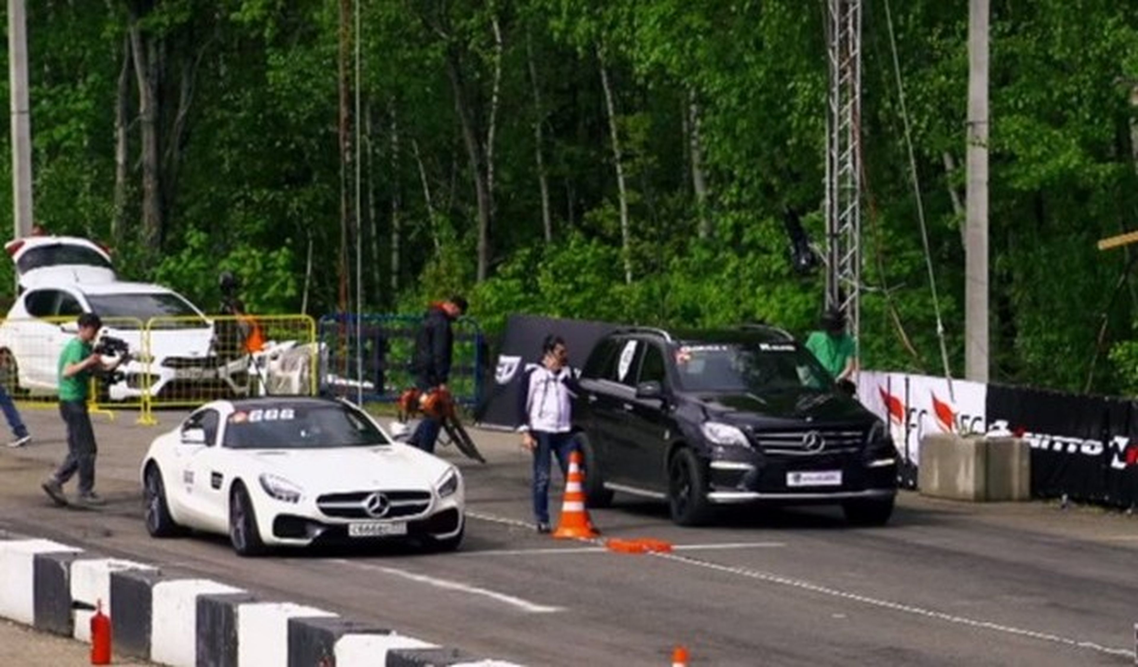 Drag race: El Mercedes AMG GT S se enfrenta a la familia