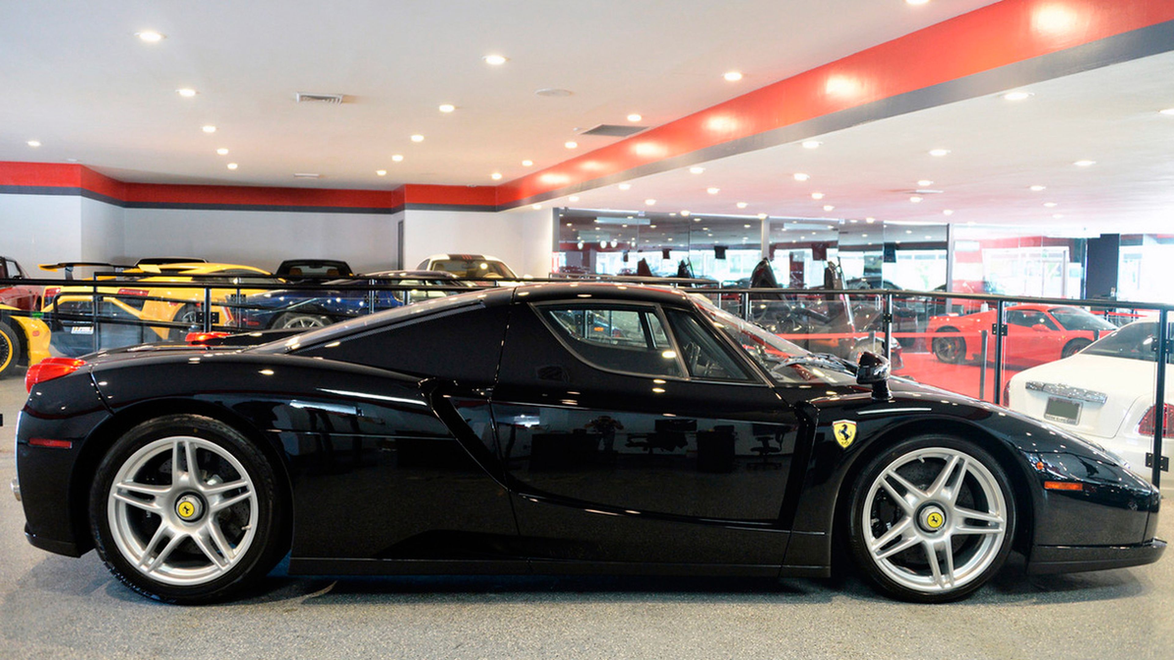 Ferrari Enzo negro brillante