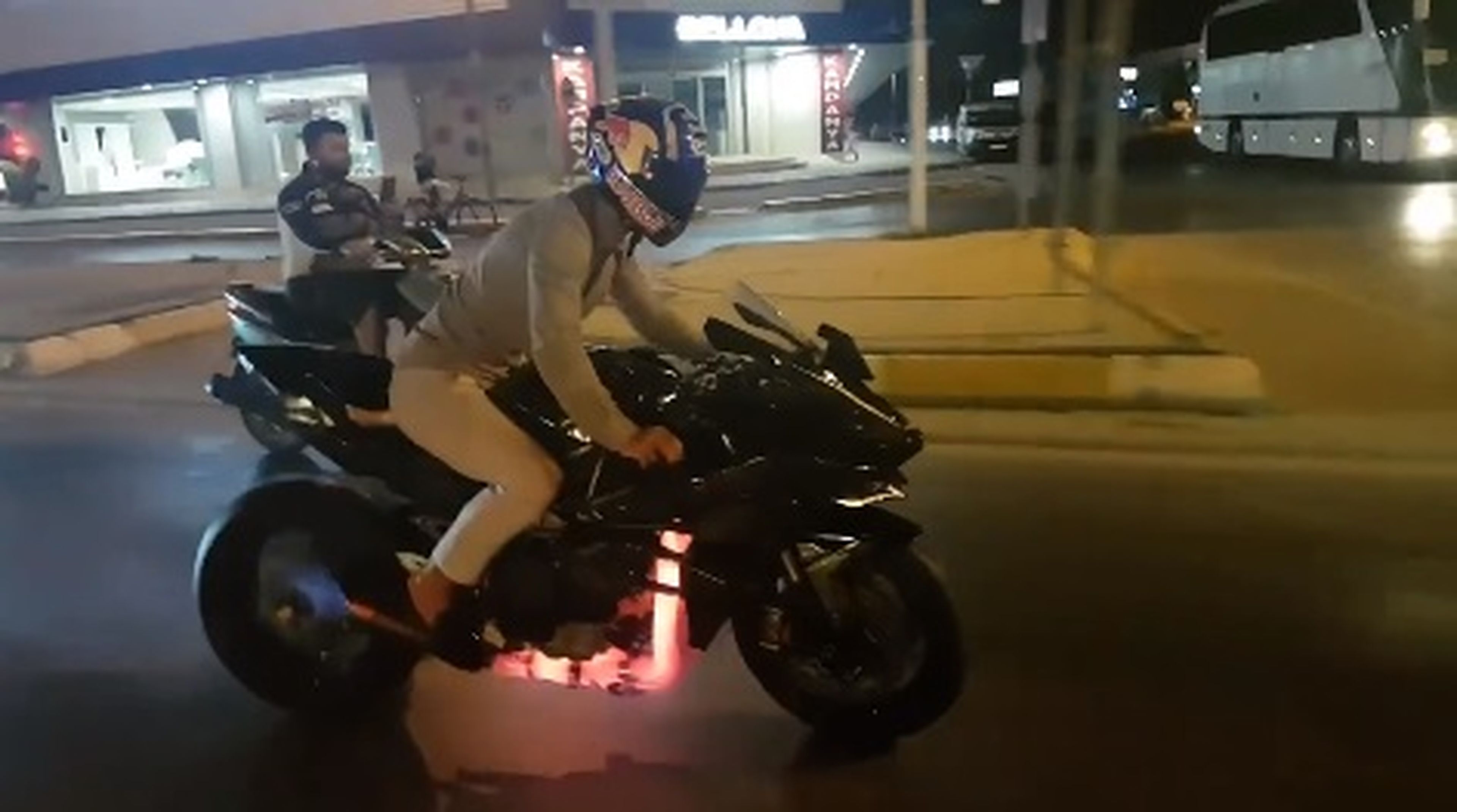 Vídeo: Cómo poner una Kawasaki H2R ¡al rojo vivo!