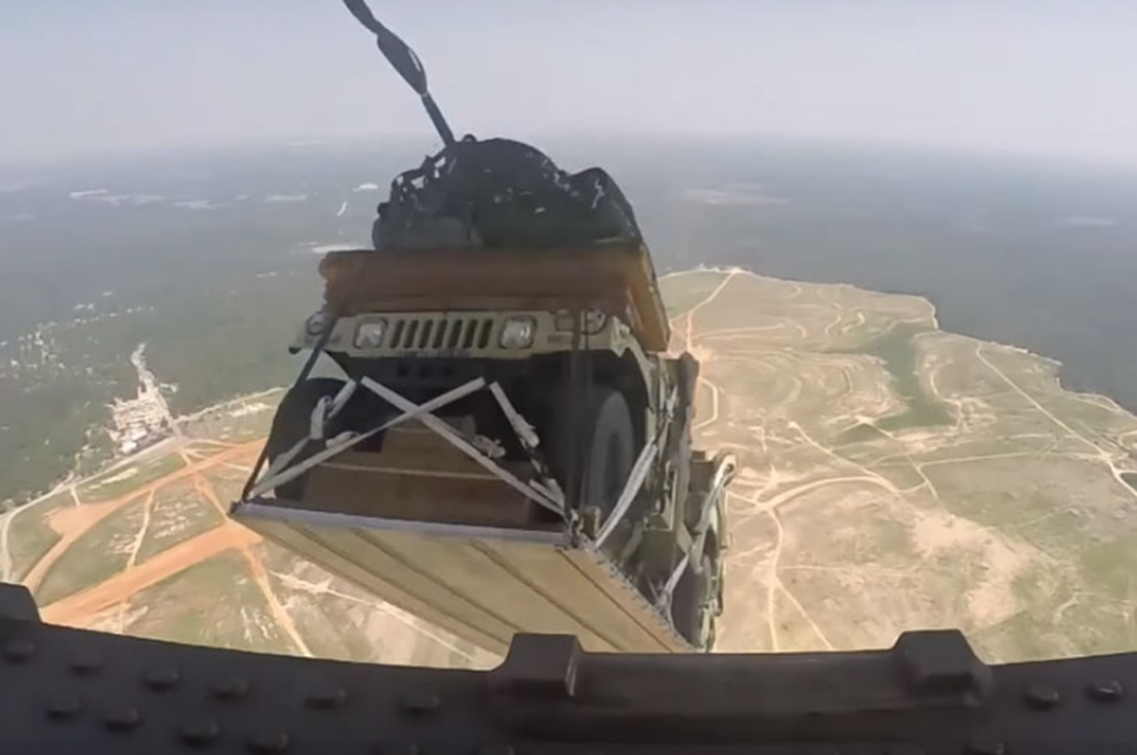 Vídeo: coches militares, en paracaídas desde un avión