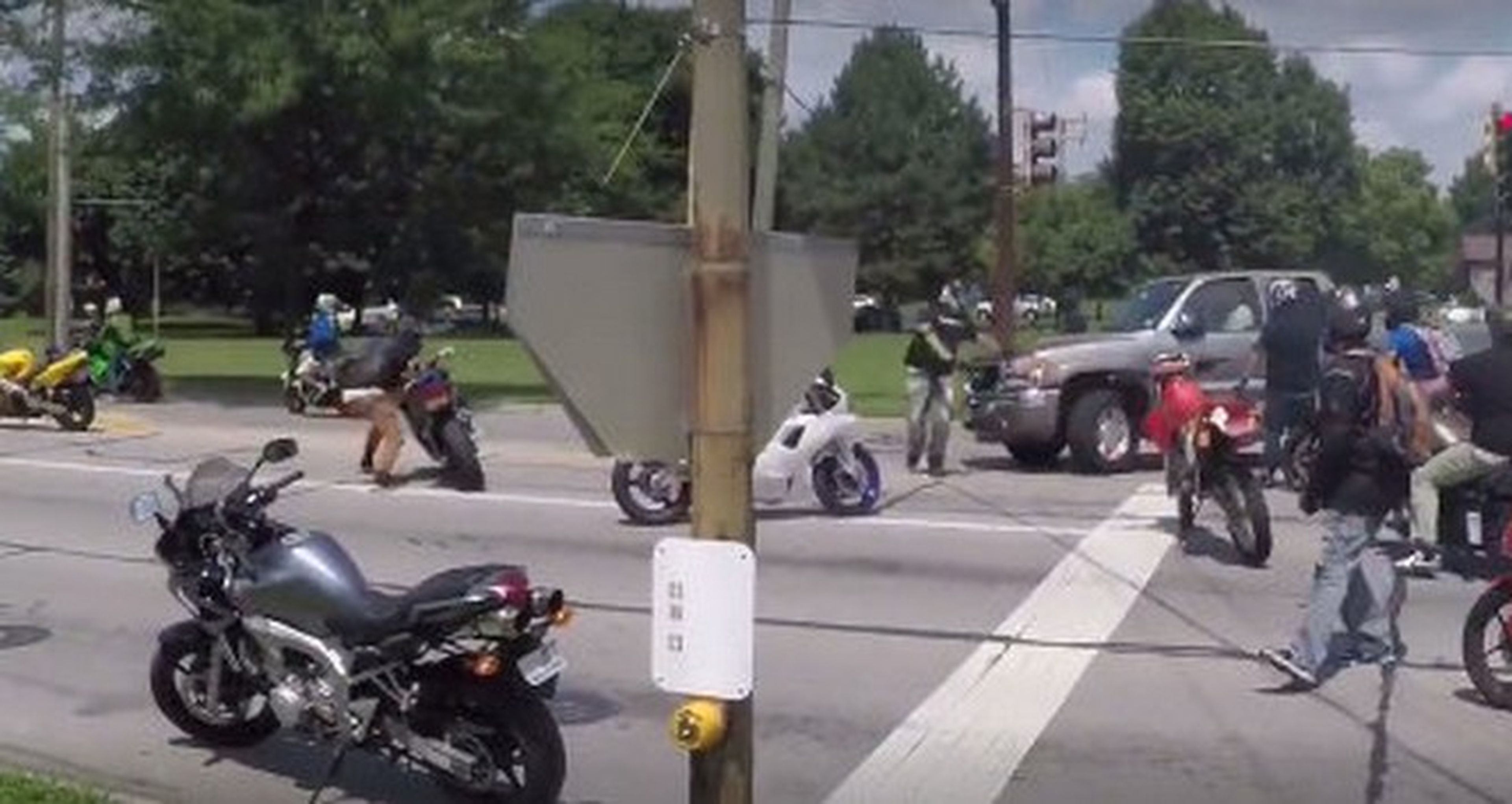 Una pick-up intenta atropellar a un grupo de motoristas