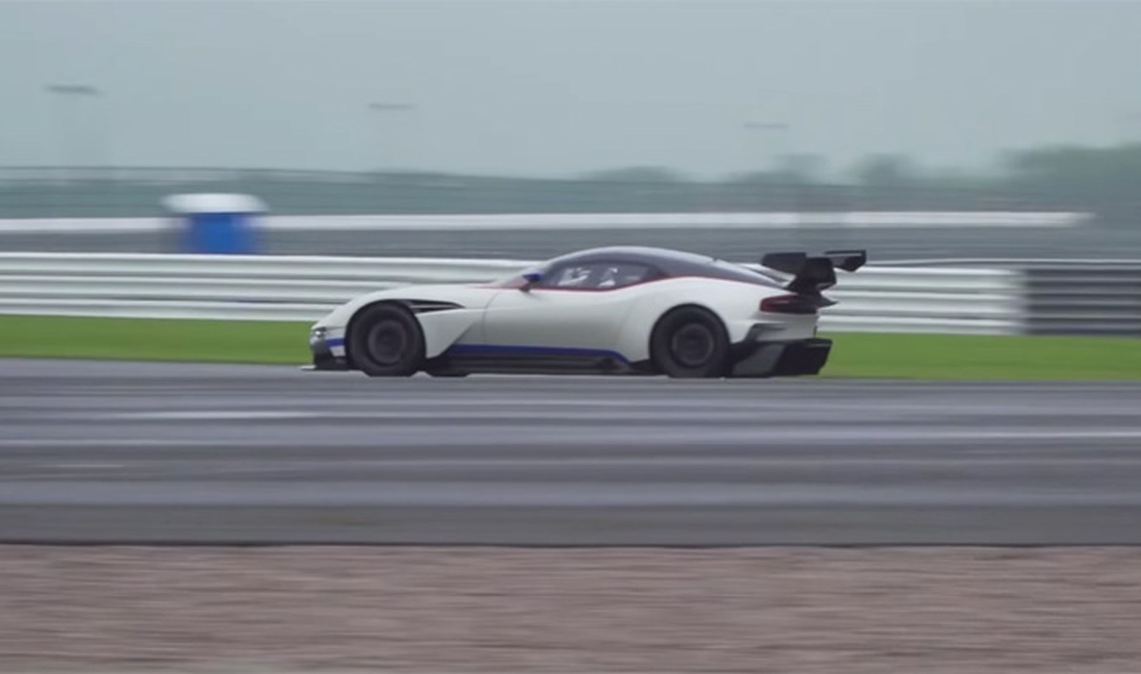 Vídeo: el Aston Martin Vulcan al límite en Silverstone