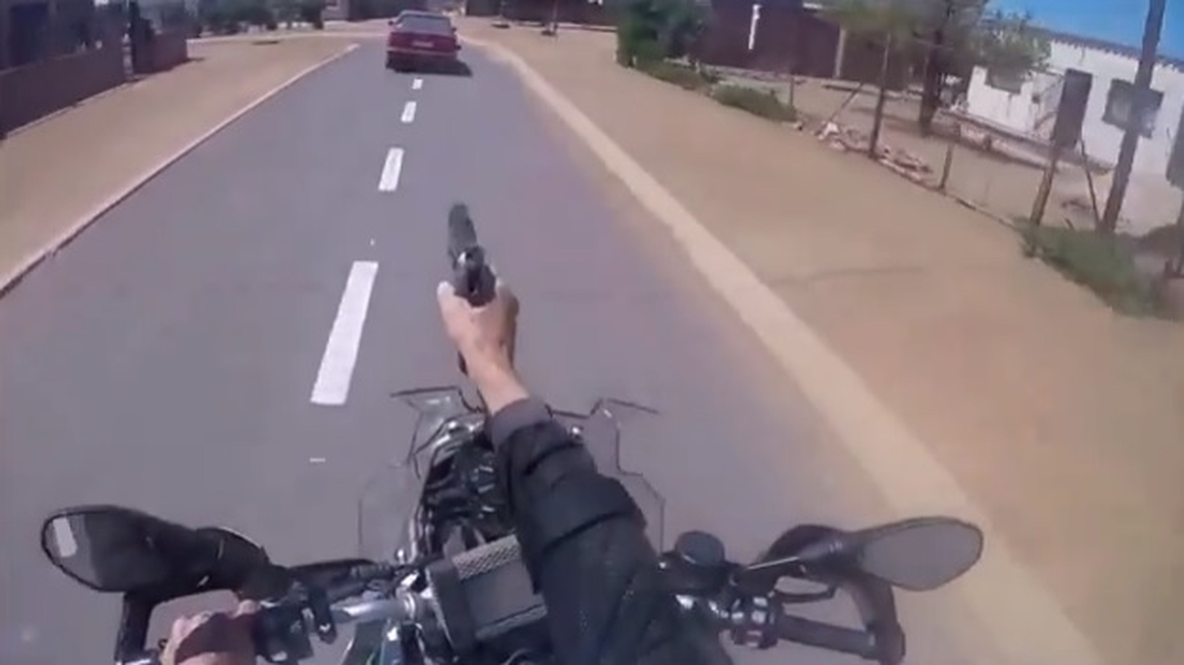Un policía persigue y dispara con su moto a un ladrón