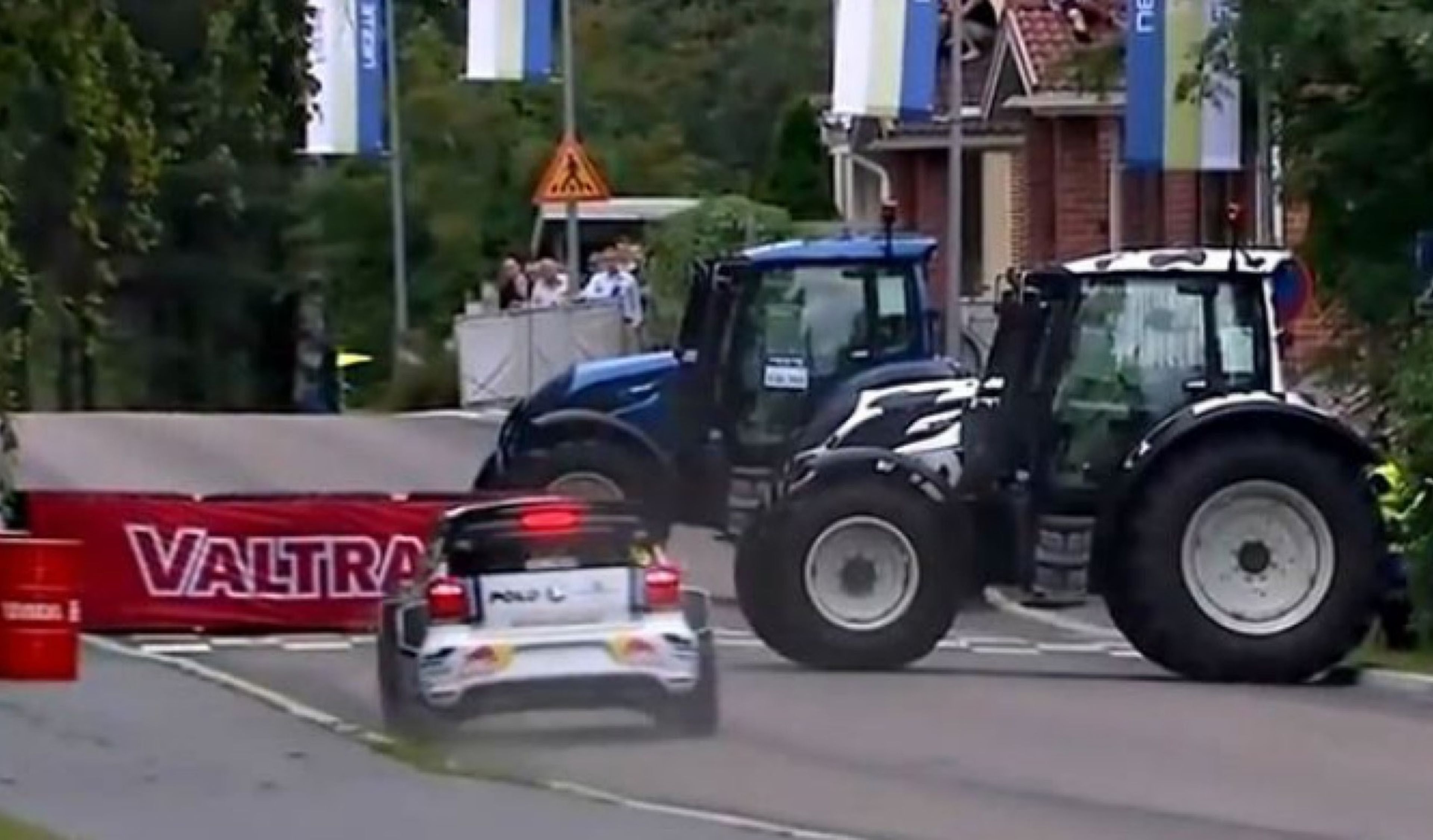 Una chicane hecha de tractores en el Rally de Finlandia