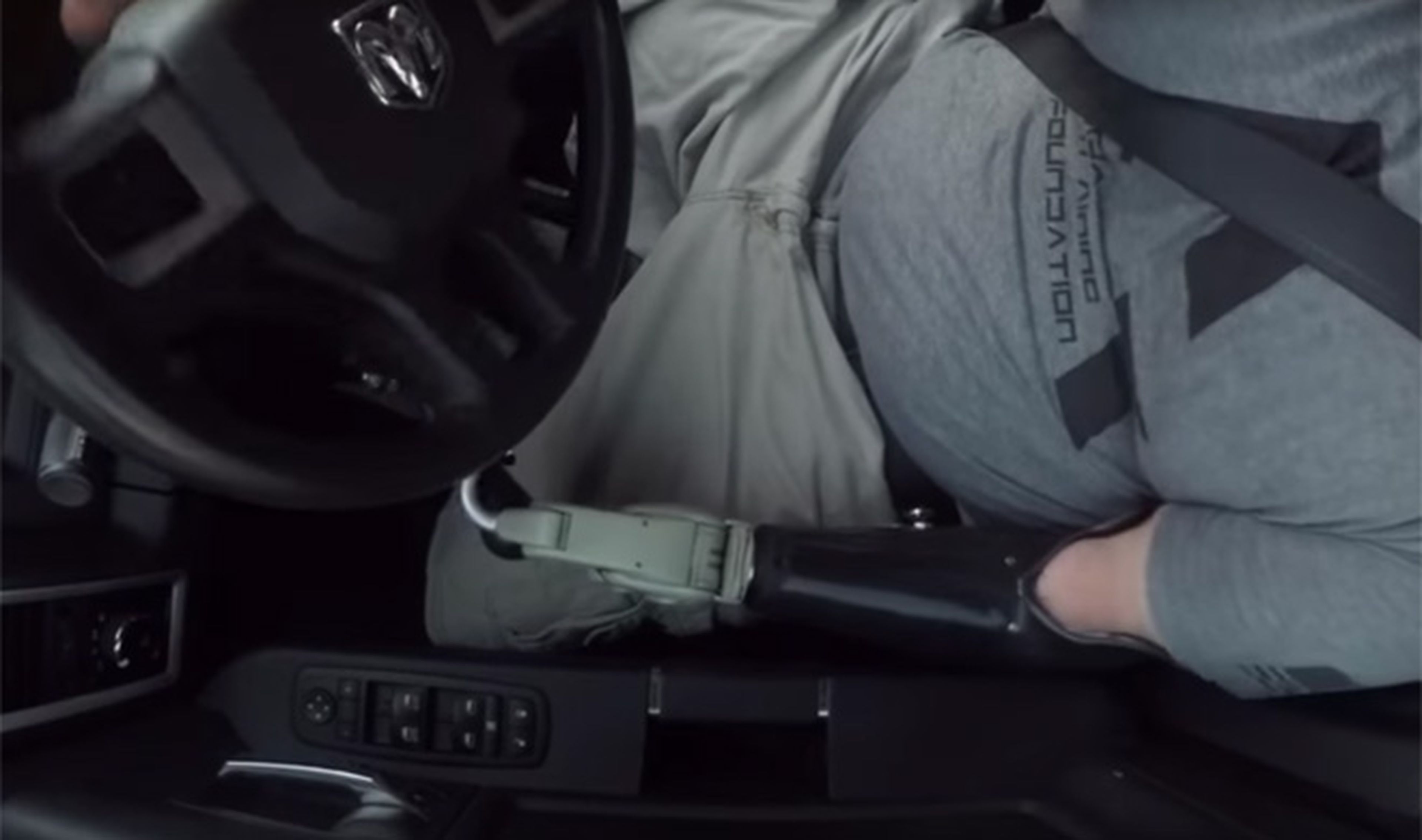 Vídeo: cómo conducir solo con 1 brazo (y sin piernas)