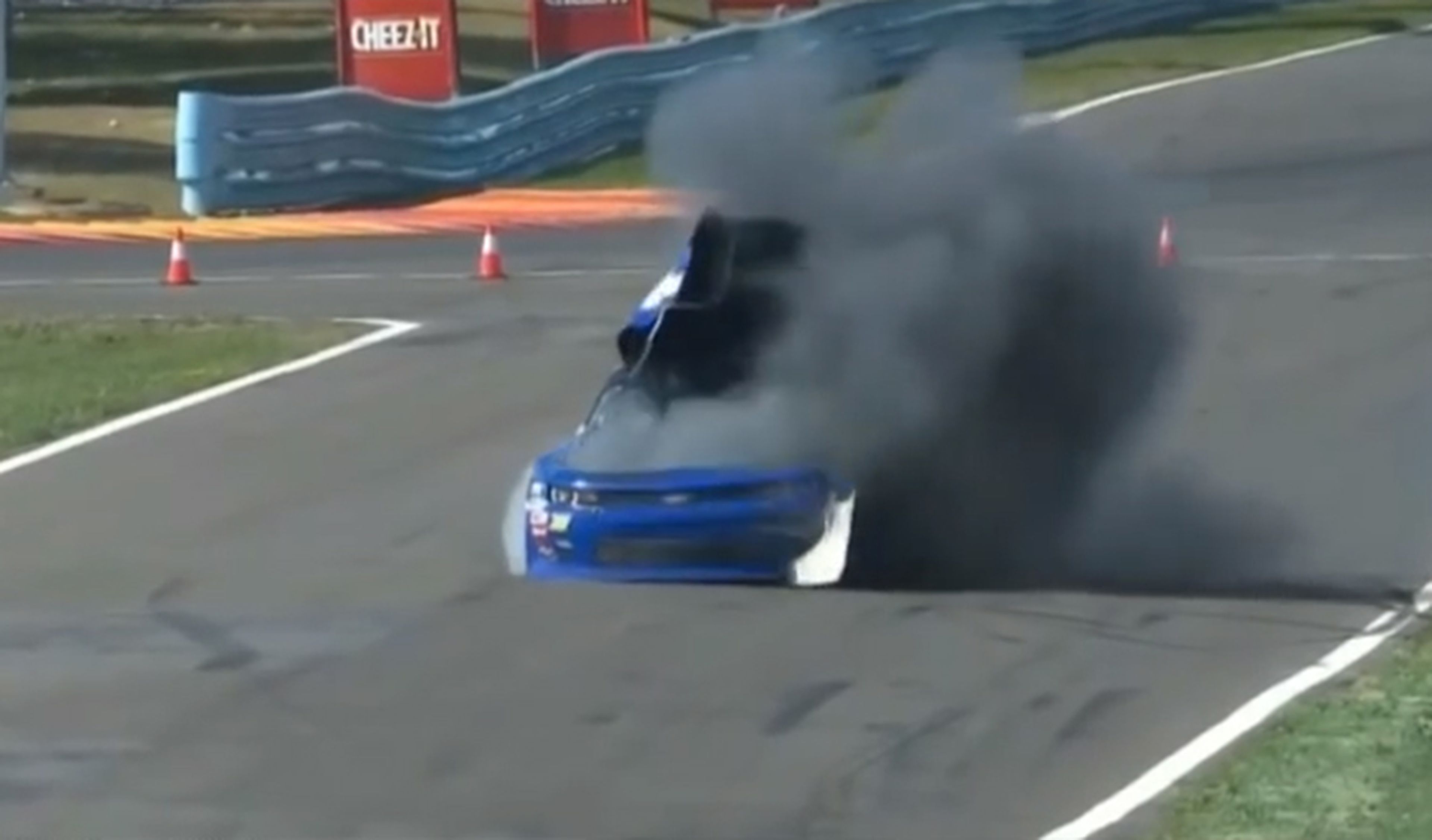 Vídeo: la NASCAR confisca un coche tras esta explosión