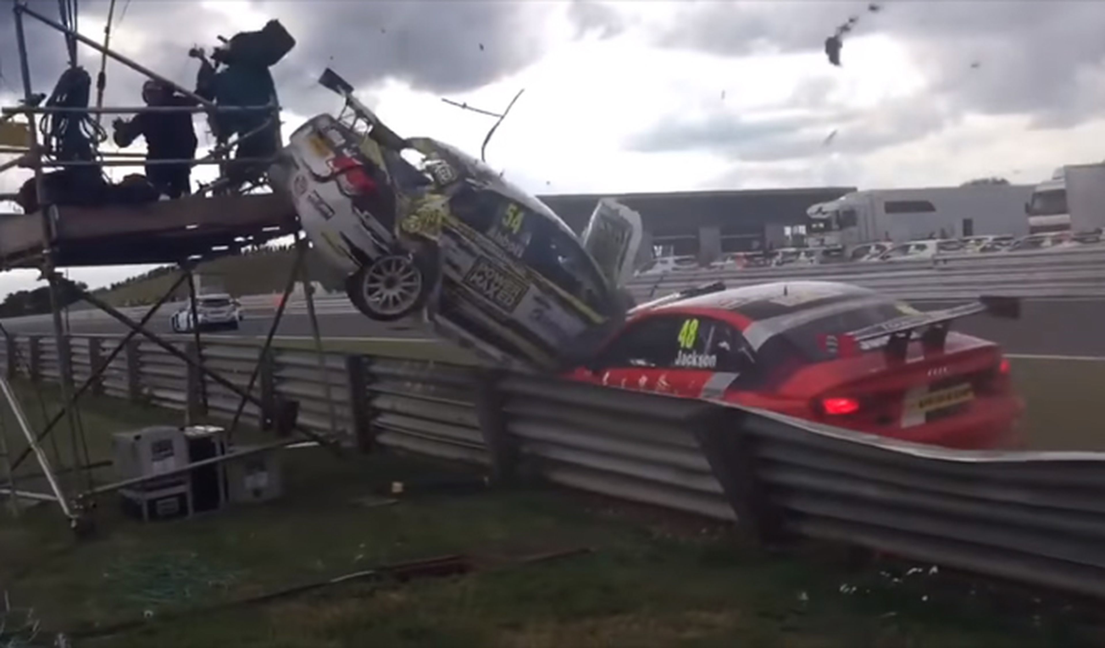 Vídeo: un coche del BTCC arrolla a un cámara