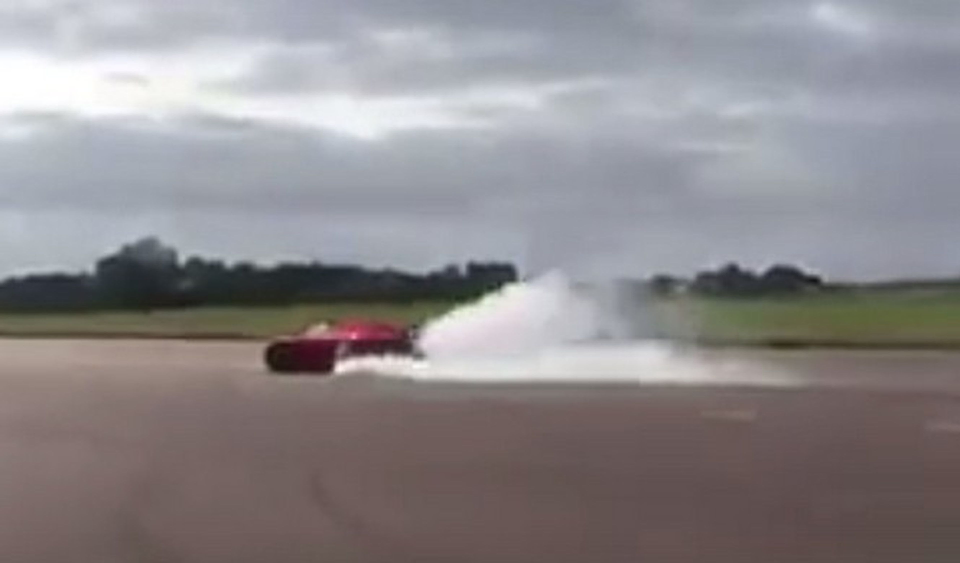 Sí, el Koenigsegg Regera quema ruedas que da gusto