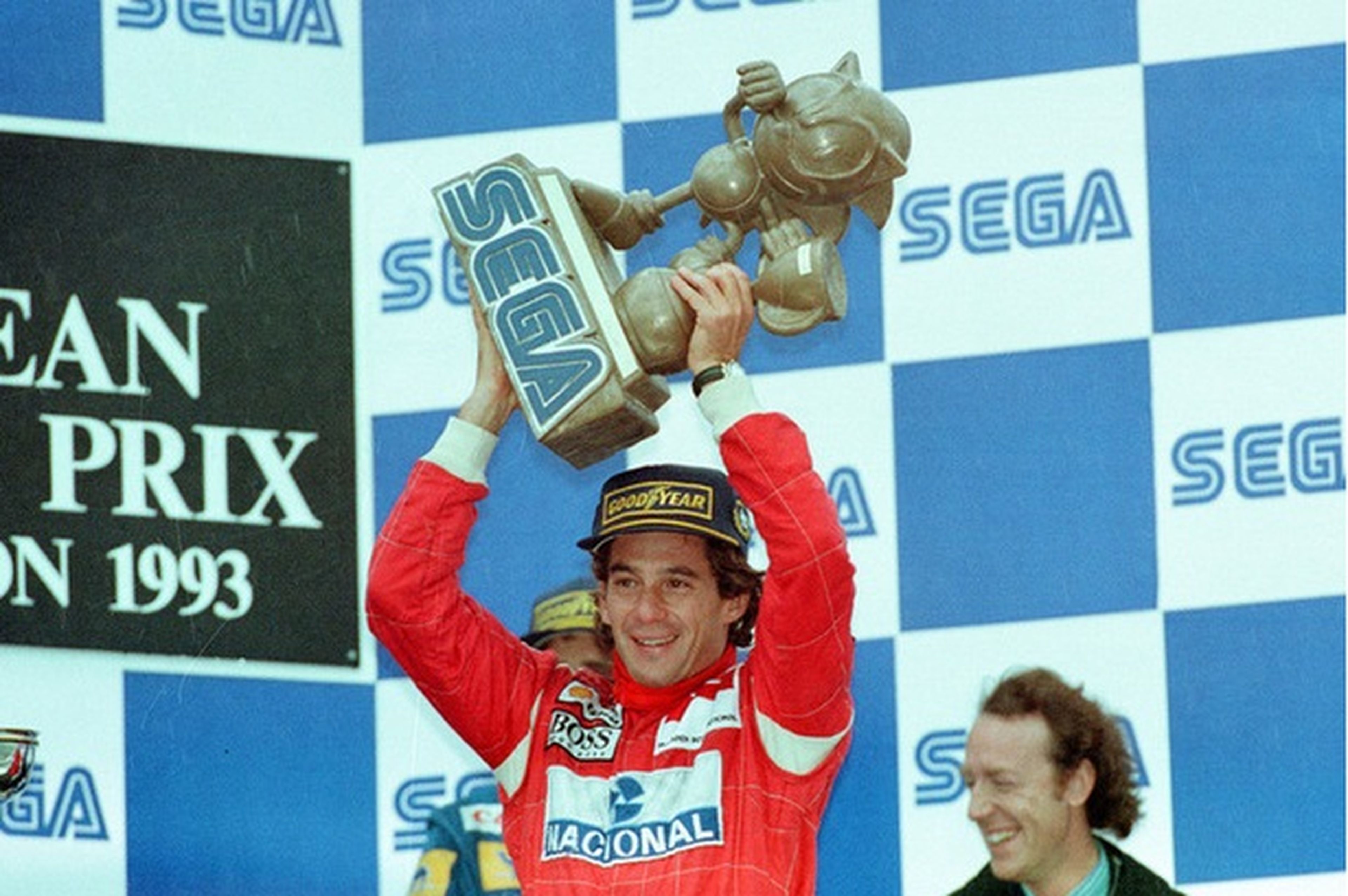 Ayrton Senna recibe un trofeo de Sonic en el GP de Europa de 1993