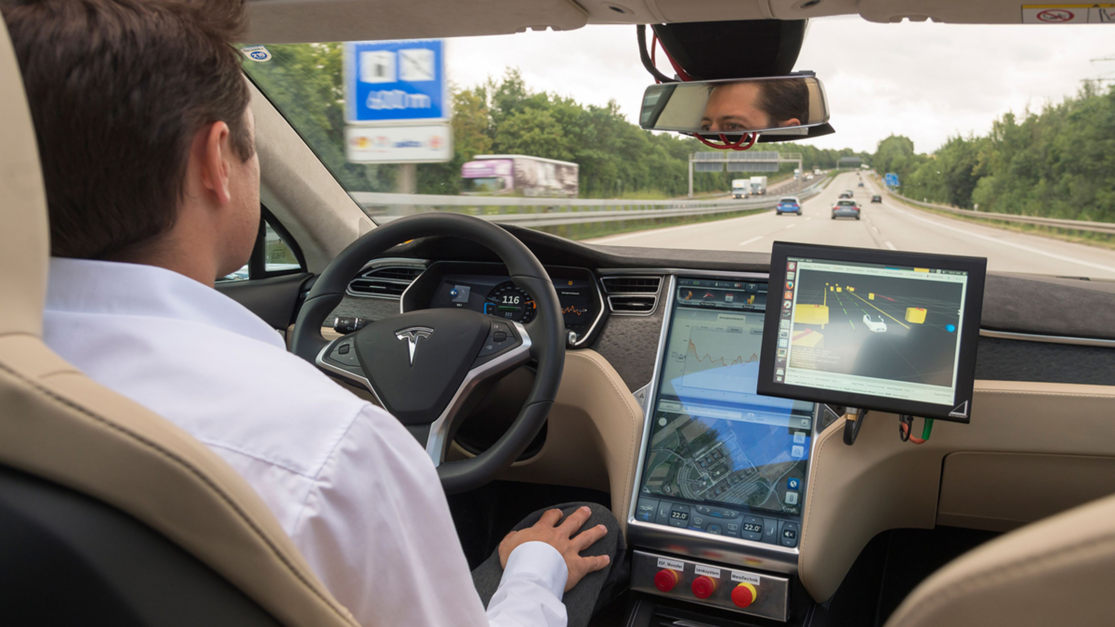 Tesla elimina el término 'Self-Driving' de una web china